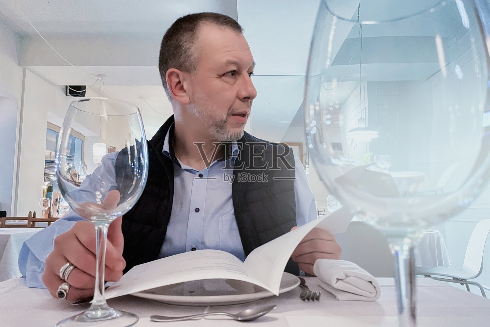 在餐馆吃饭的男人照片摄影图片