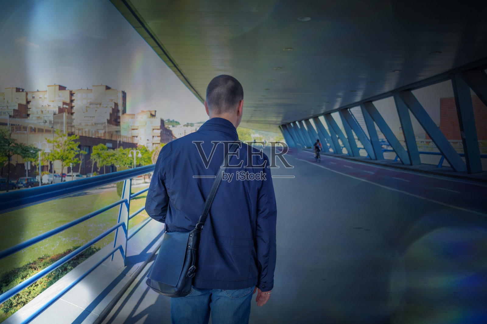 一个人在城市高架人行道上照片摄影图片