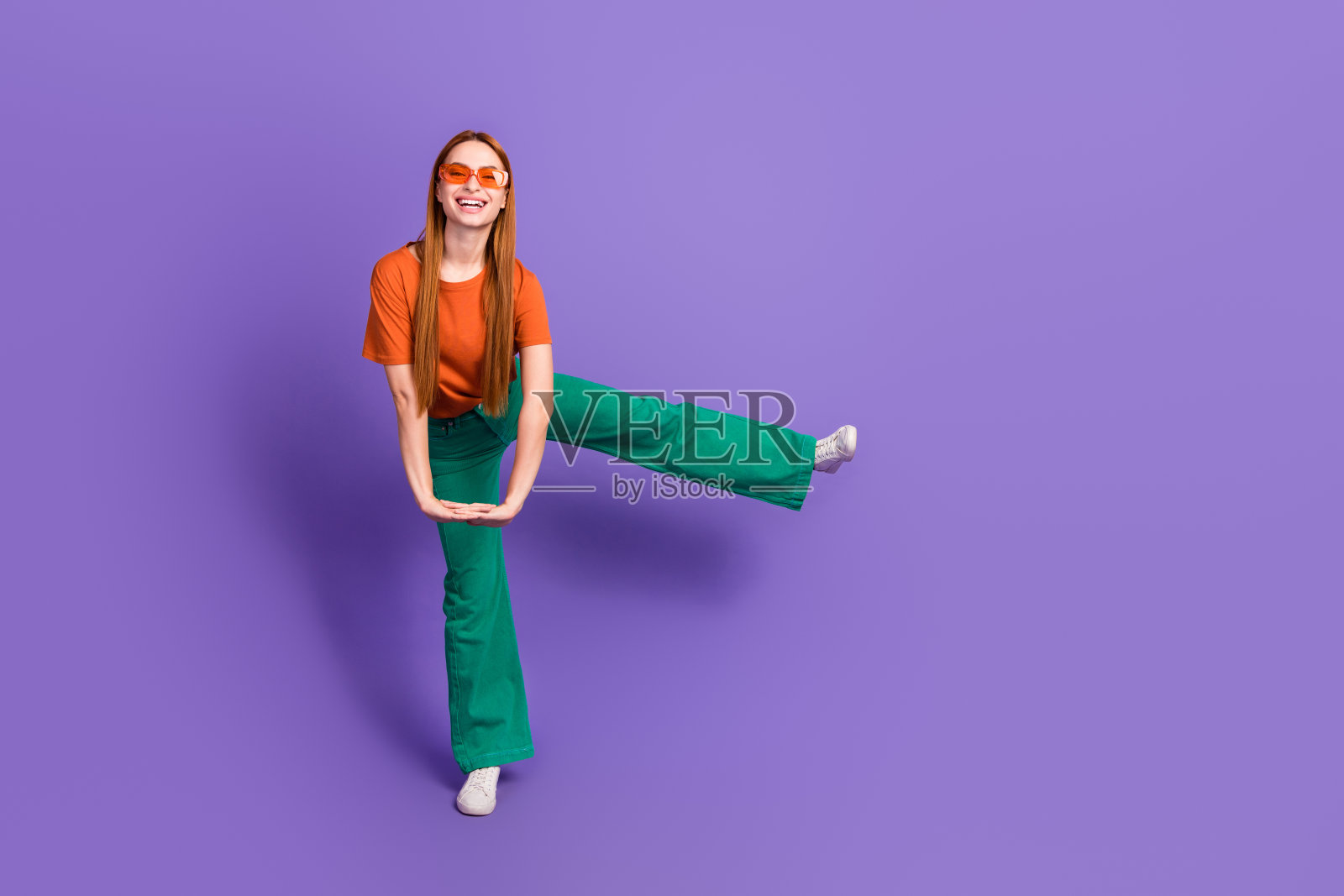 快乐有趣可爱的女孩有乐趣庆祝假期舞蹈空空间孤立的紫色背景的全长照片照片摄影图片