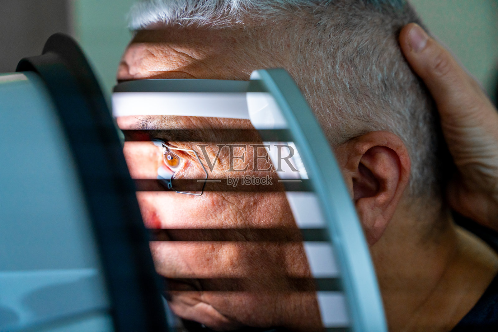 老人接受激光治疗青光眼照片摄影图片