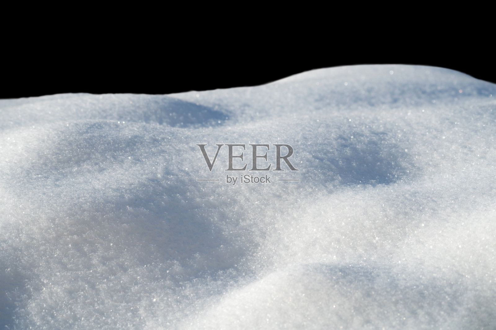 白色的雪在白天，背景，孤立在黑色的背景照片摄影图片