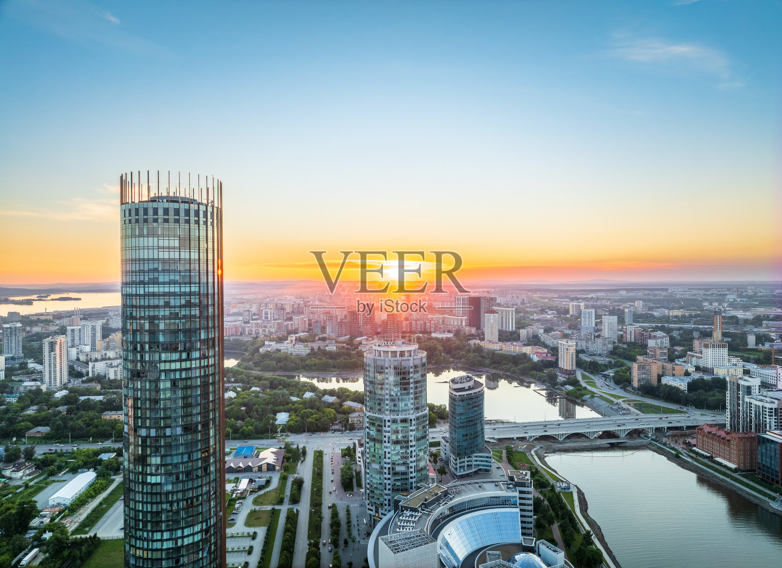 叶卡捷琳堡城市和池塘在夏季日落鸟瞰全景。照片摄影图片