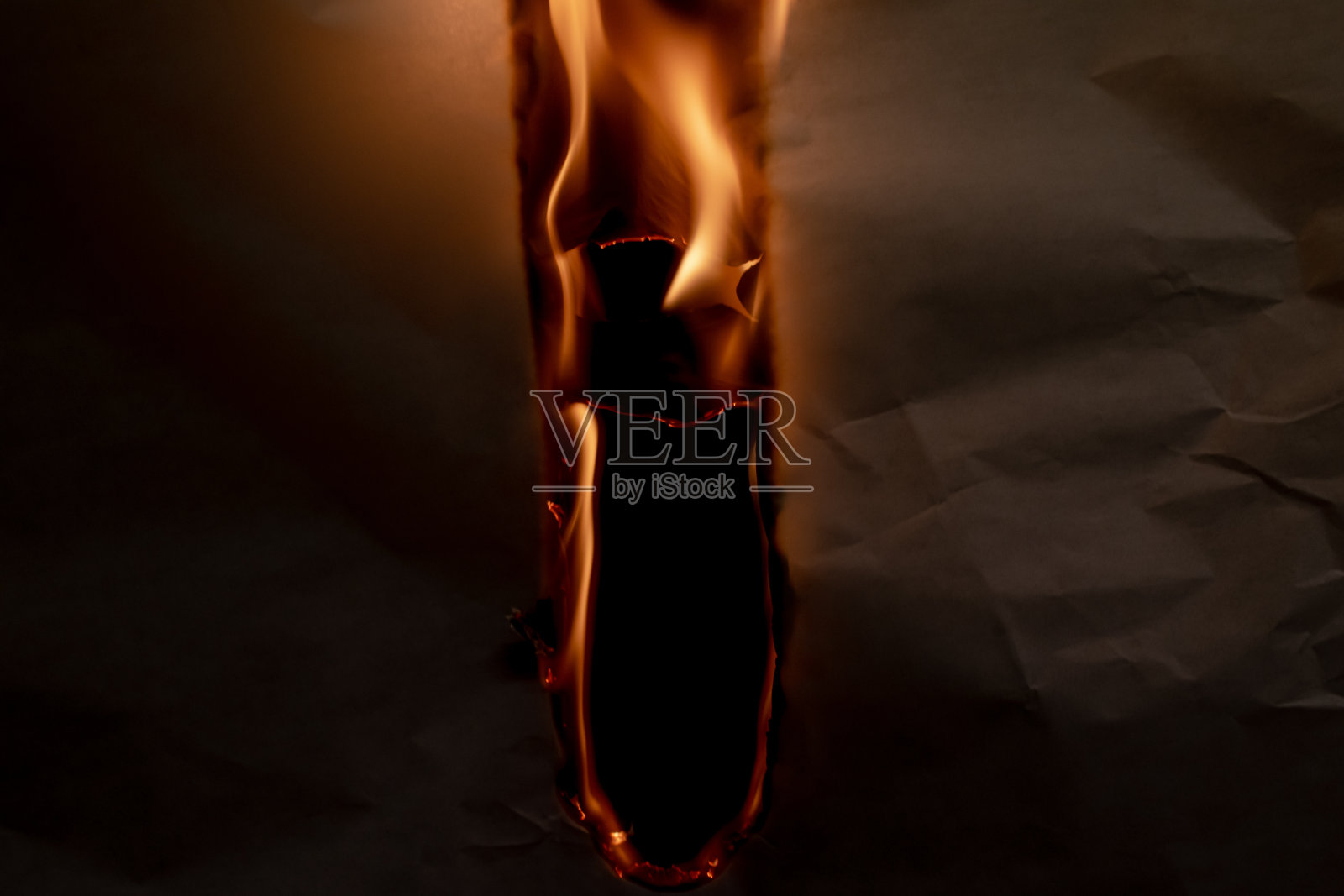 燃烧的纸，发光的纸边照片摄影图片