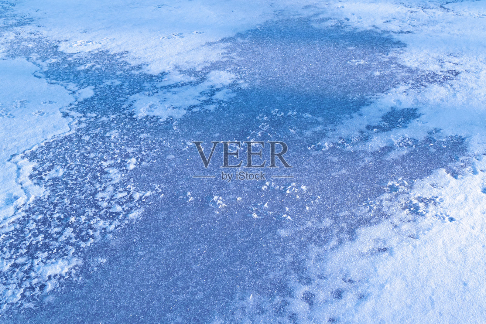 冰上的雪花。美丽的冰湖。照片摄影图片