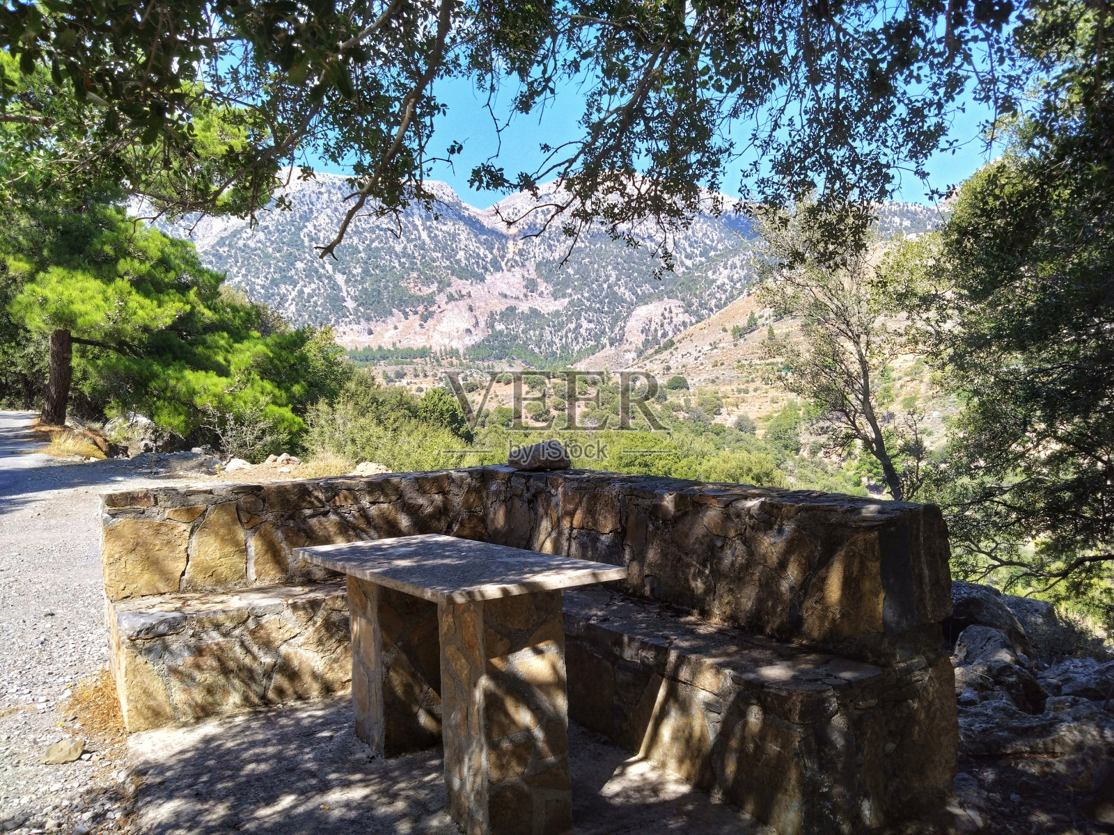 克里特岛松林撤退:石桌与山景照片摄影图片