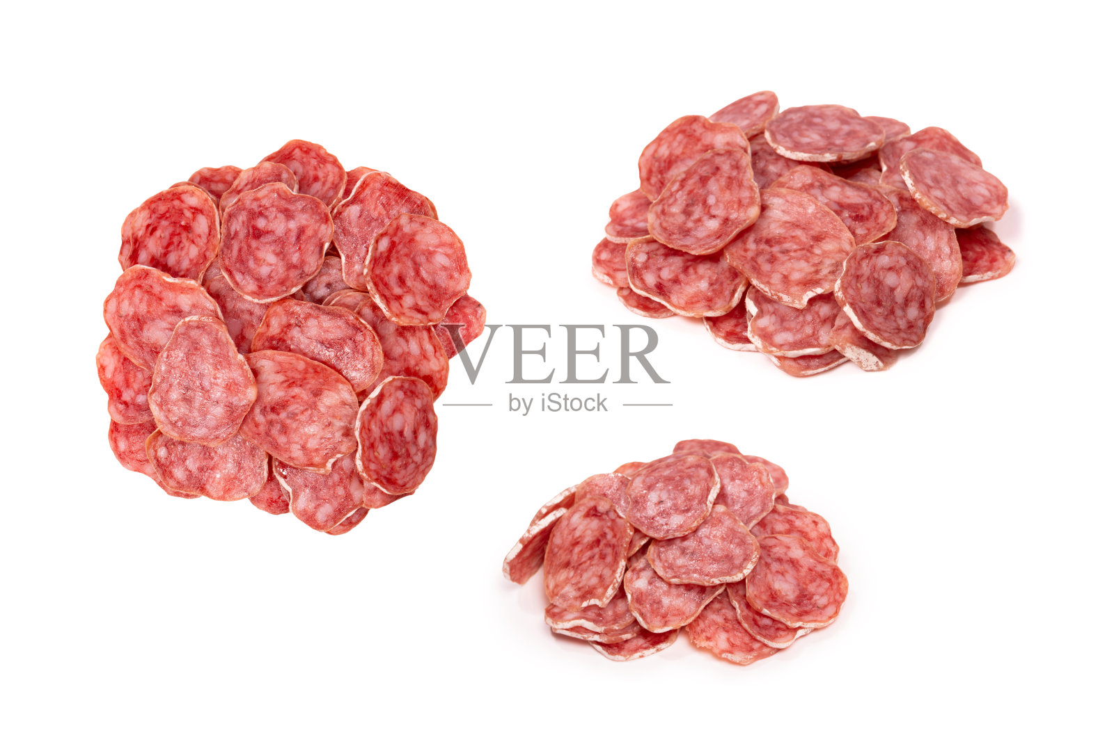 白色背景上的美味腊肠片。照片摄影图片