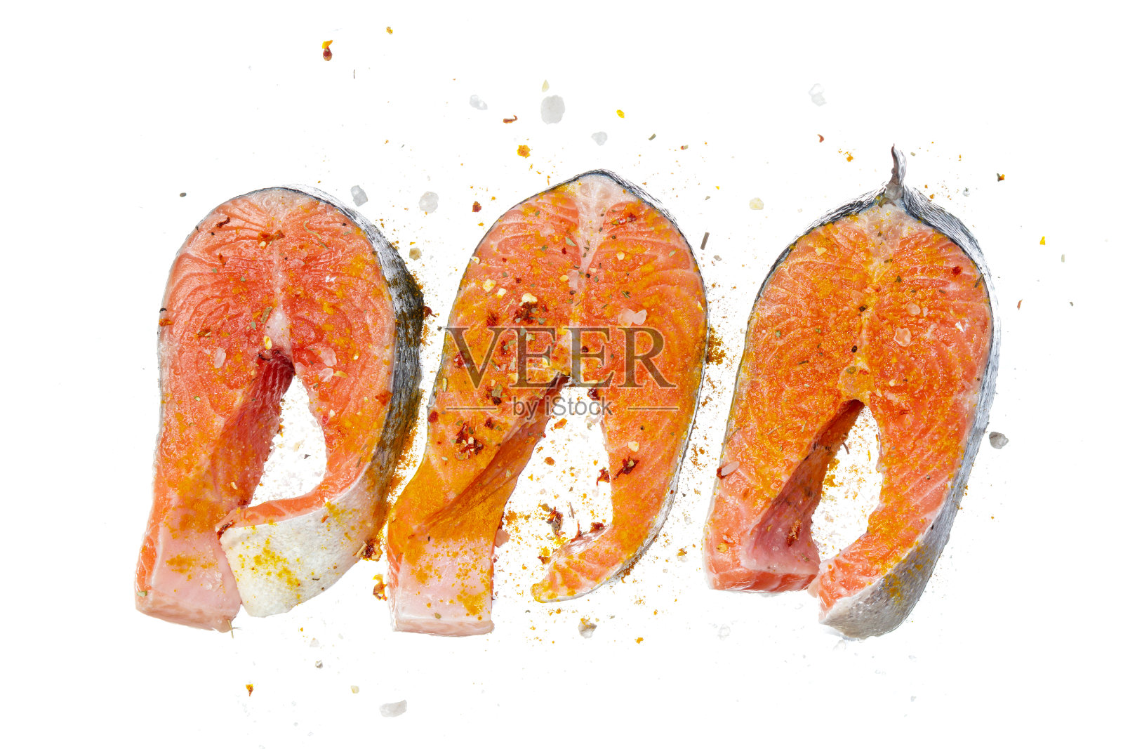 新鲜的生鲑鱼，鳟鱼，牛排与香料隔离在白色背景。照片摄影图片