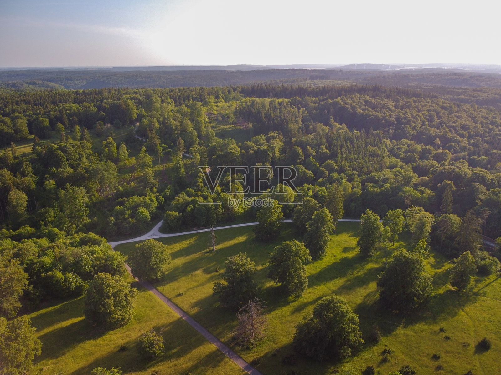 航拍的绿色森林地区的一座白塔。巴伐利亚森林景观。照片摄影图片