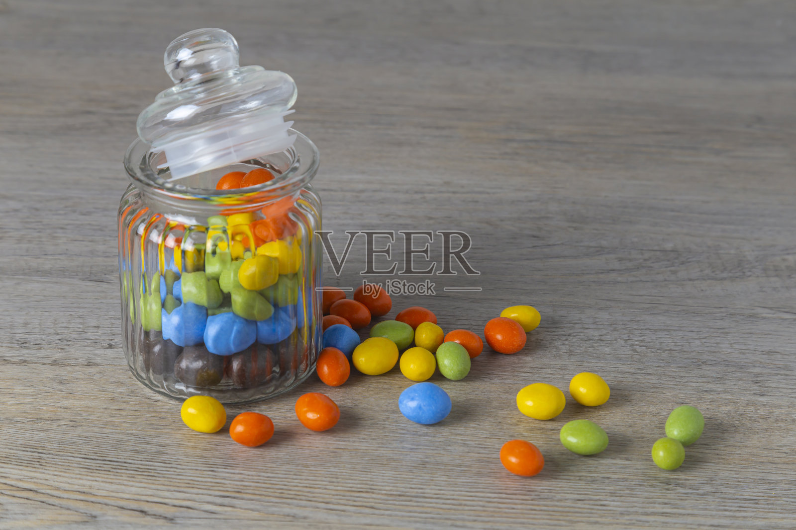 玻璃罐里的牛奶巧克力花生照片摄影图片