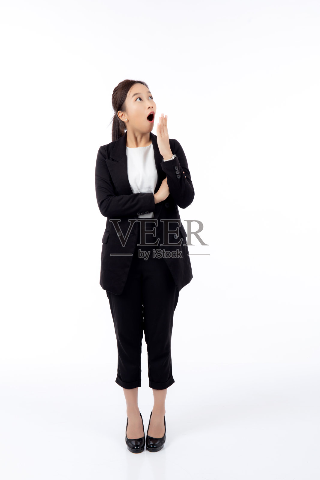 肖像美丽快乐的年轻亚洲女商人在西装惊喜兴奋与满意的成功和惊奇孤立的白色背景，幸福的女商人的情感和表达。照片摄影图片