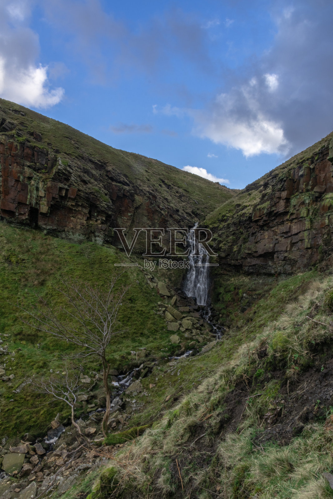 英国兰开夏郡克莱维格峡谷的瀑布和蓝天照片摄影图片