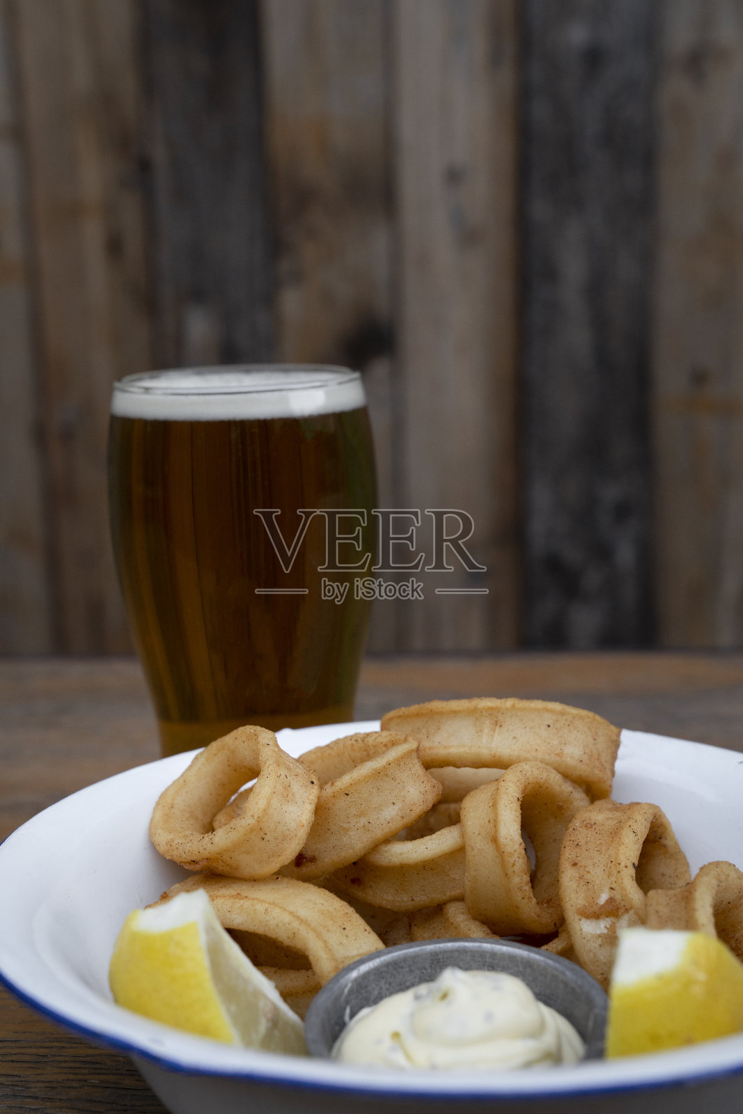 炸鱿鱼圈配上一杯啤酒照片摄影图片