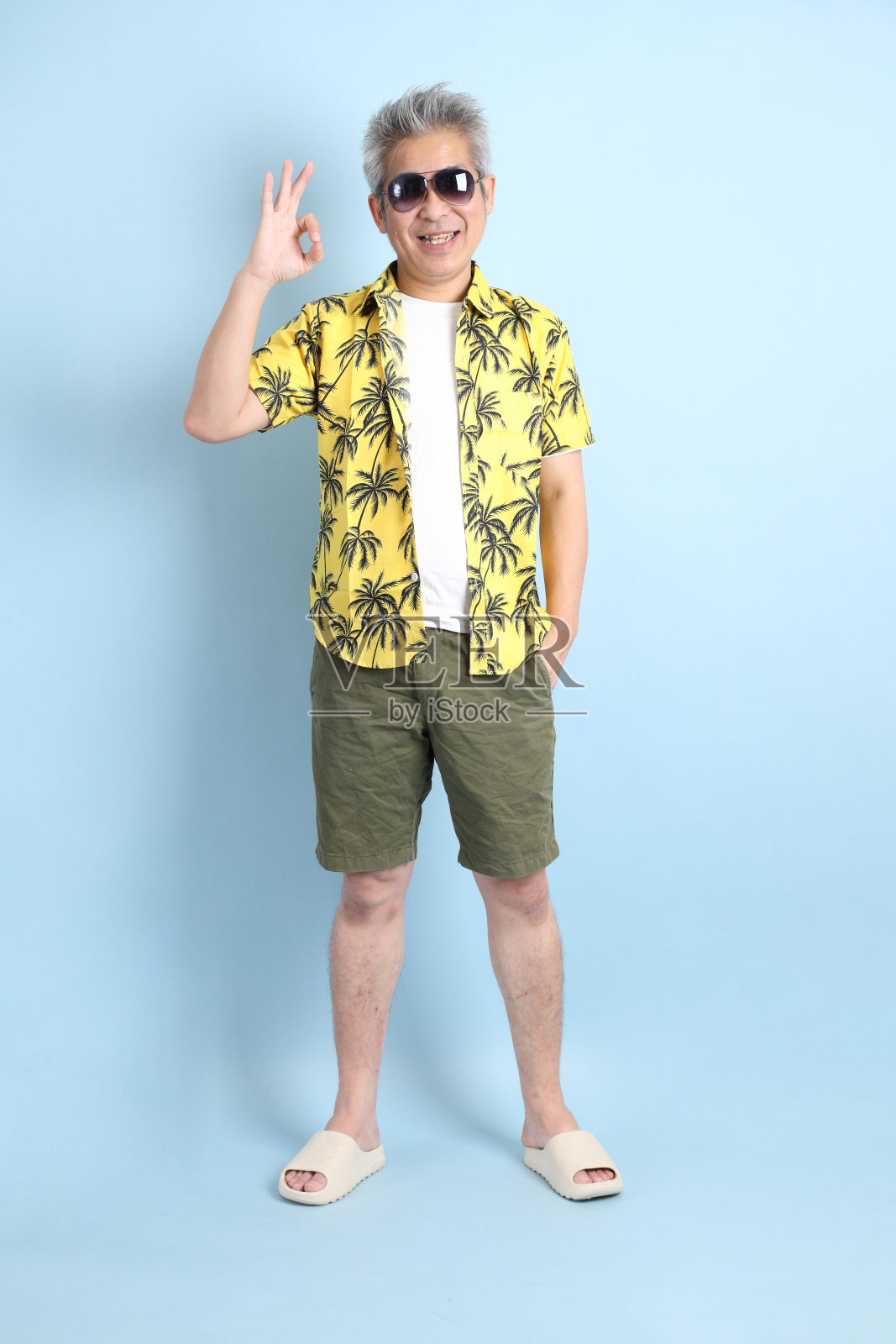 60多岁的暑假老人照片摄影图片