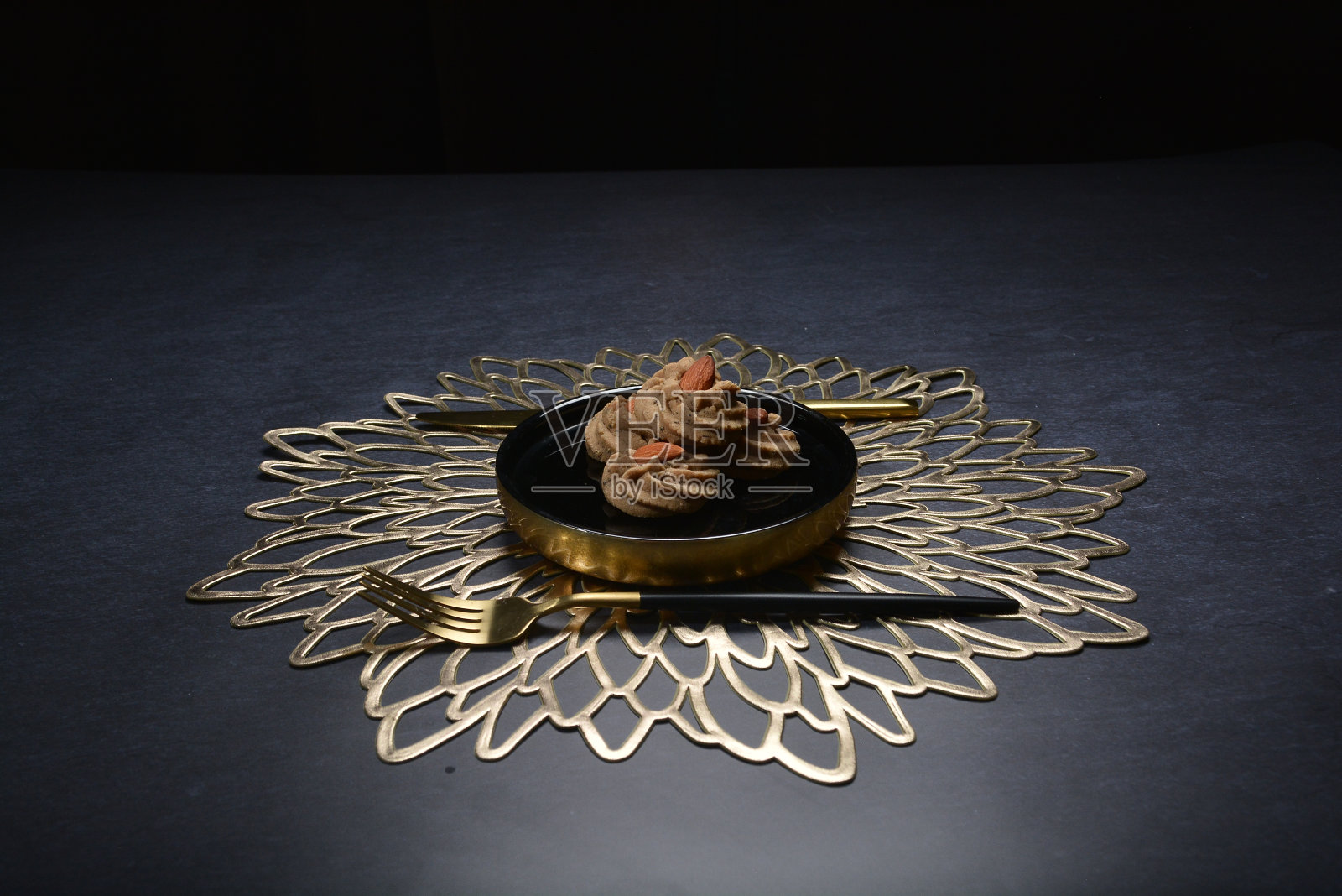 自制清真曲奇饼干，以花生、抹茶、伯爵茶、杏仁绿茶和糖粉制成圆形，黑色和金色豪华背景，手工制作新鲜烘焙糕点清真菜单照片摄影图片