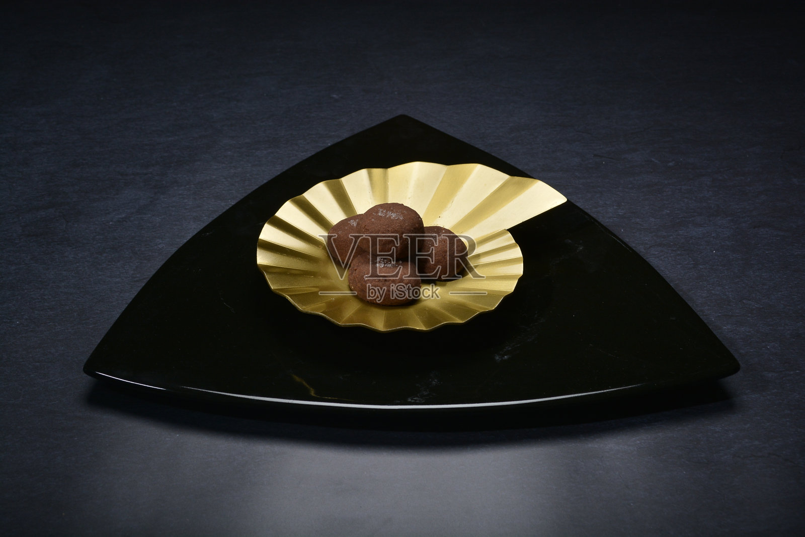 烤豪华黑巧克力咖啡可可饼干与巧克力片喜马拉雅岩盐和黑盘金叉刀在黑背景糕点甜点清真派对食品菜单照片摄影图片