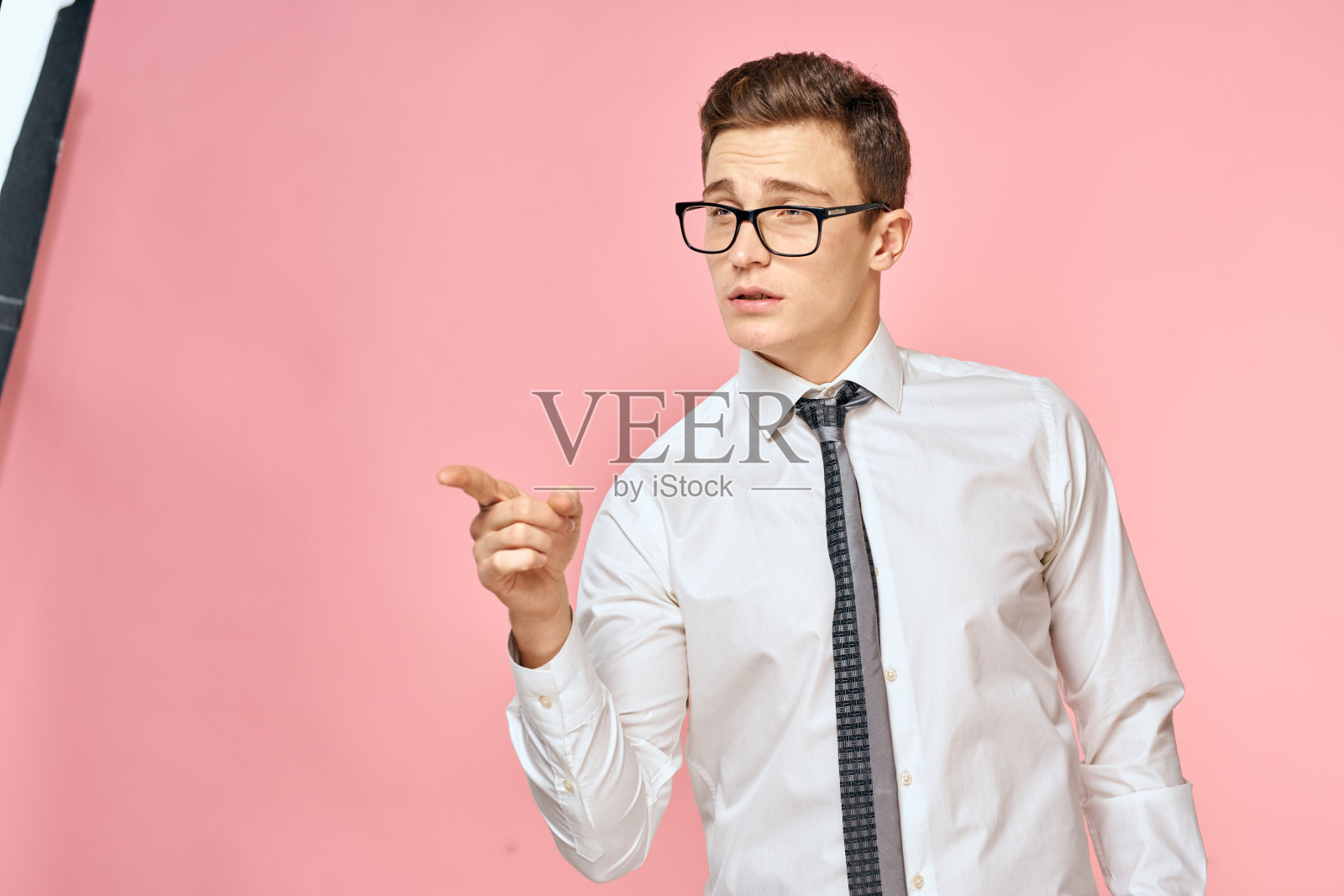 商人穿白衬衫打领带戴眼镜自信官方粉红色背景照片摄影图片