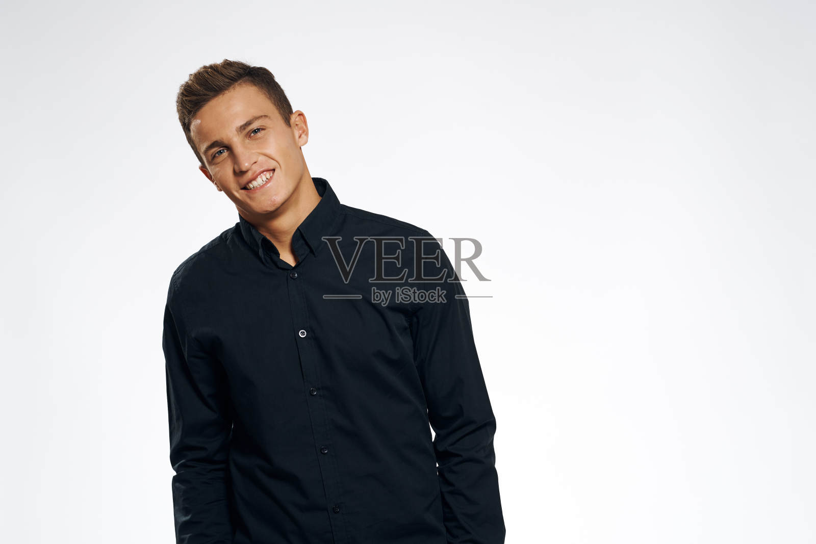 商人在黑色衬衫工作室裁剪视图灰色背景照片摄影图片