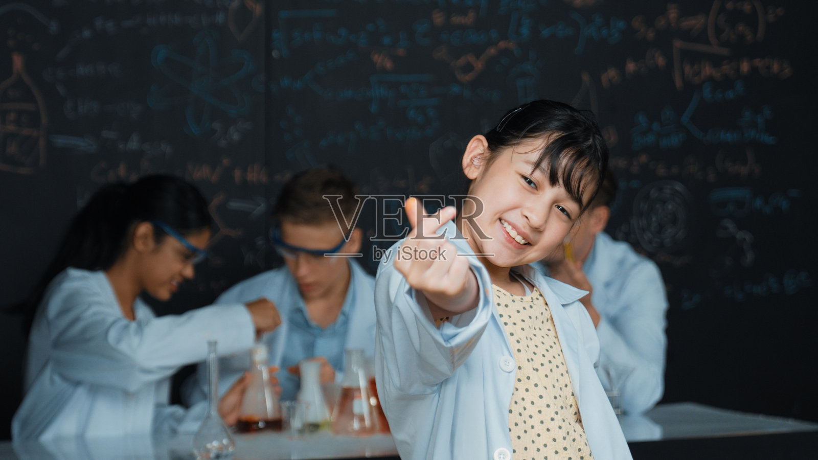 亚洲科学家在集体做实验时展示小心脏。启迪。照片摄影图片