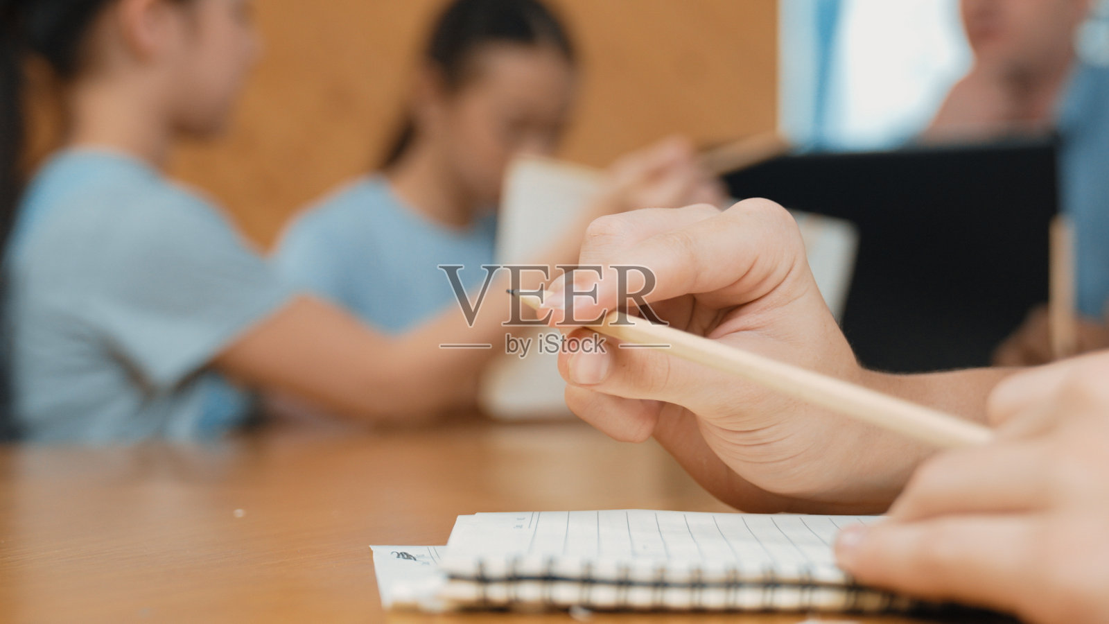 女生提问时，学生手记笔记的特写。启迪。照片摄影图片