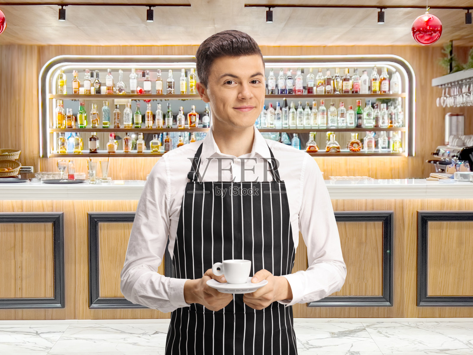 酒吧前的服务员端着浓咖啡杯照片摄影图片