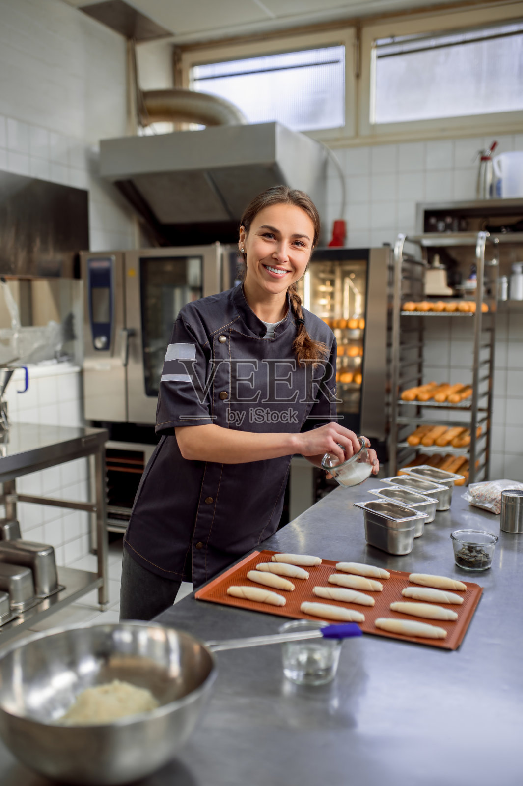 在面包店制作经典羊角面包的女面包师照片摄影图片