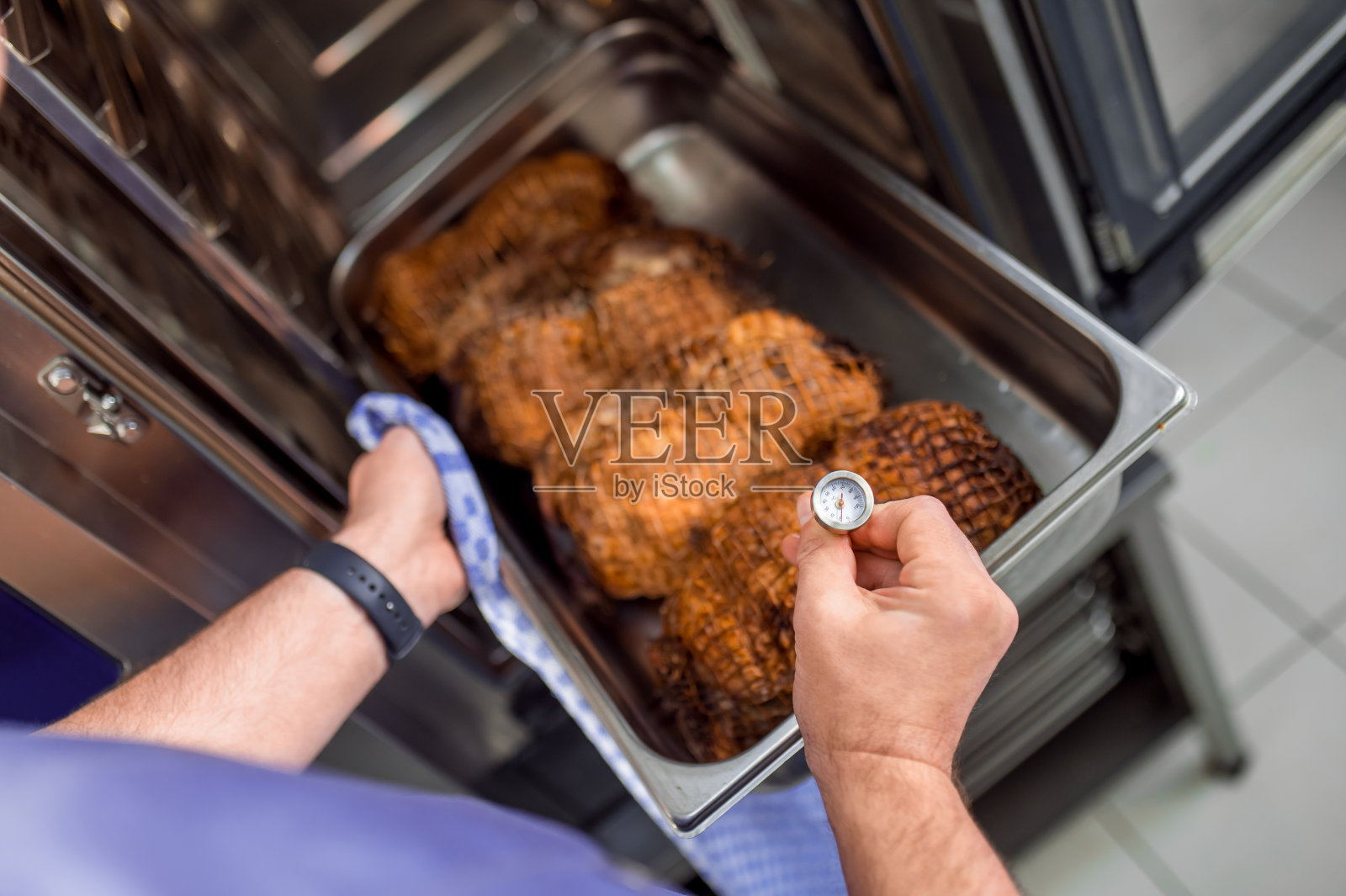 在肉类制备过程中测量温度的温度计照片摄影图片