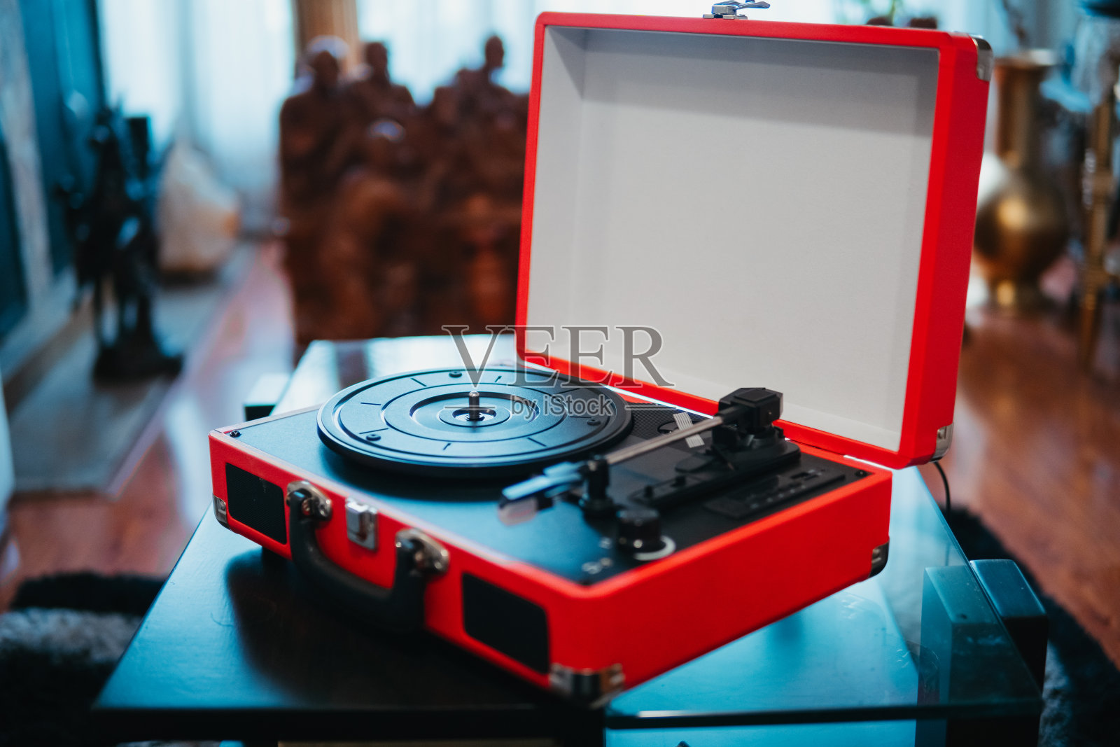 在玻璃表面打开红色便携式转盘照片摄影图片