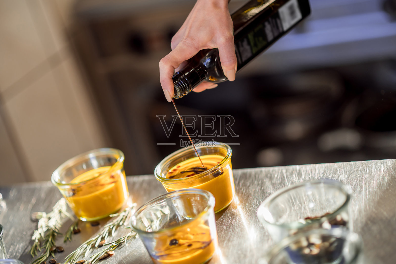 在餐厅厨房准备汤照片摄影图片