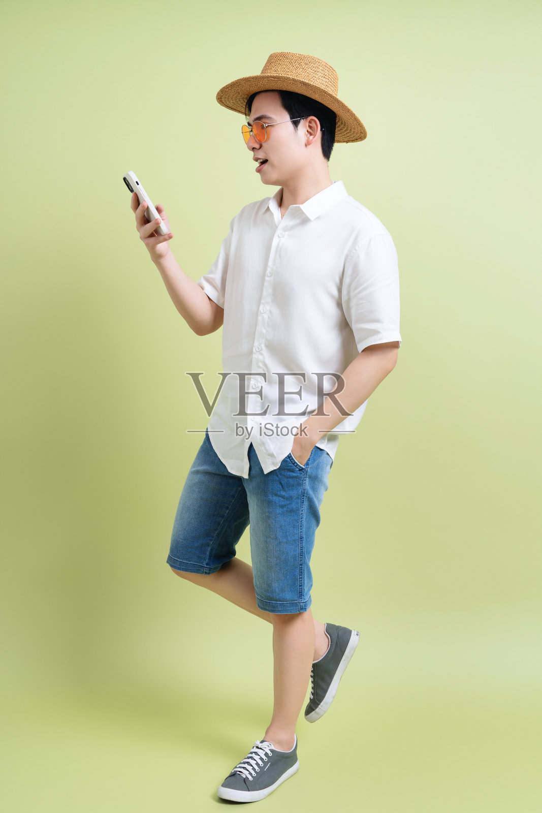 绿色背景的年轻亚洲男子的照片照片摄影图片