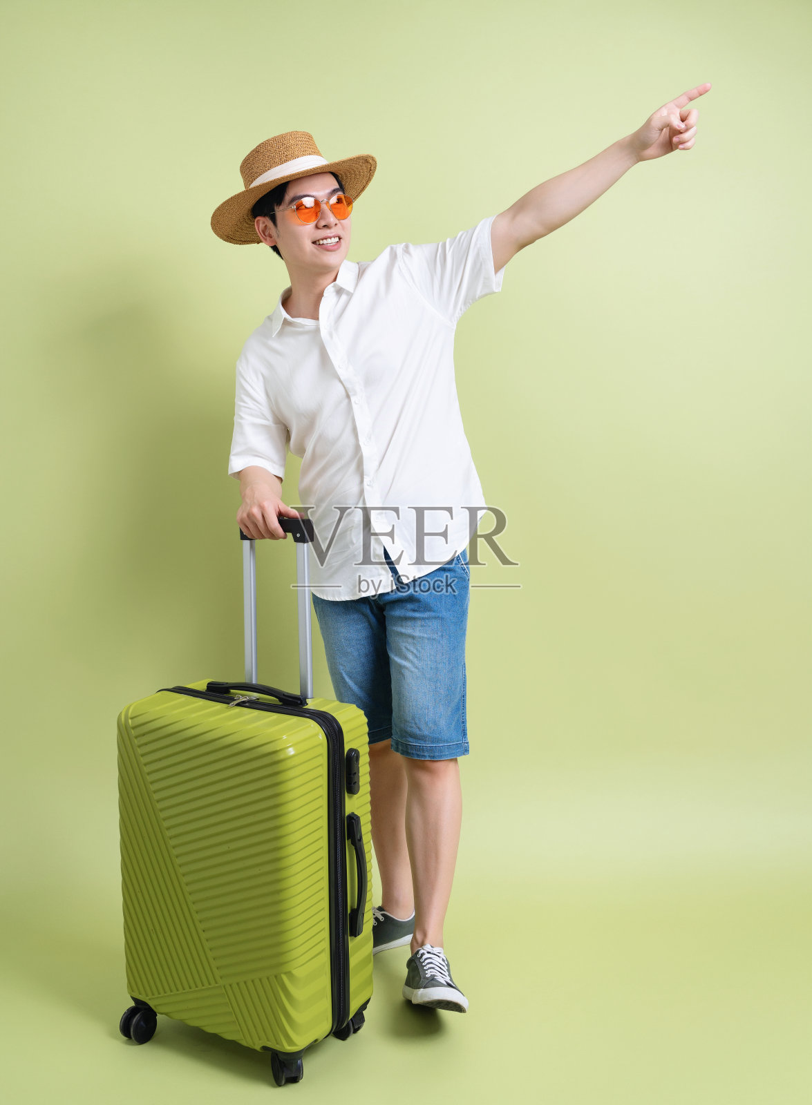 绿色背景的年轻亚洲男子的照片照片摄影图片