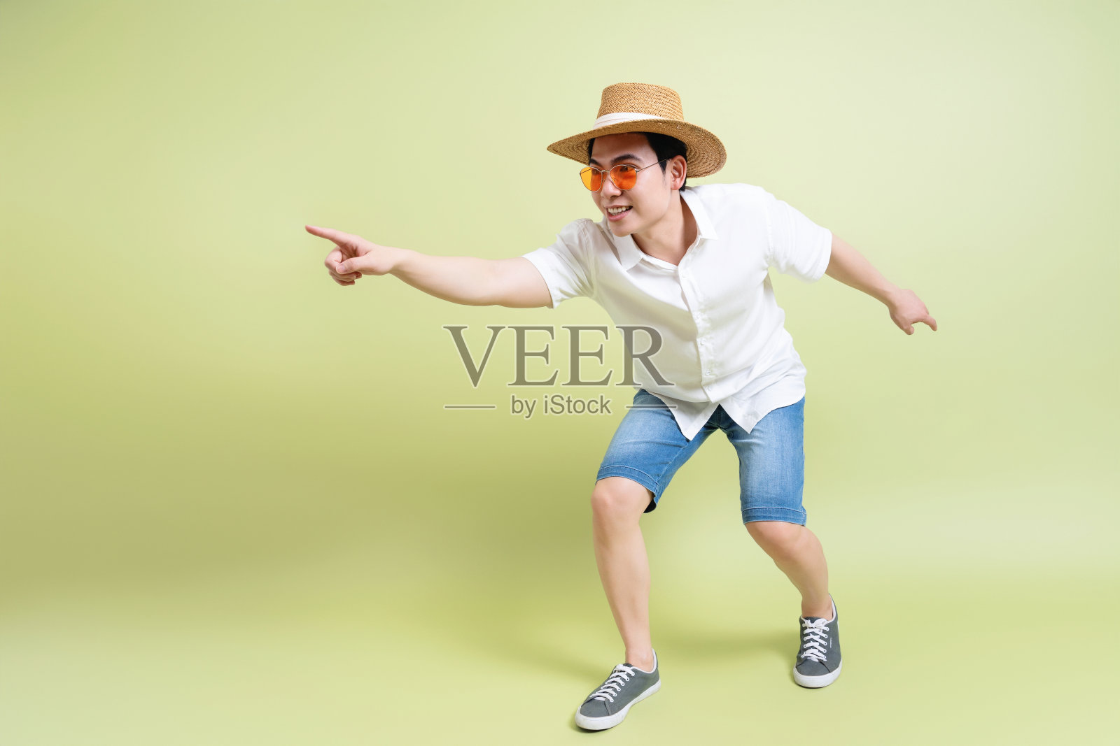 绿色背景的年轻亚洲男子的照片照片摄影图片