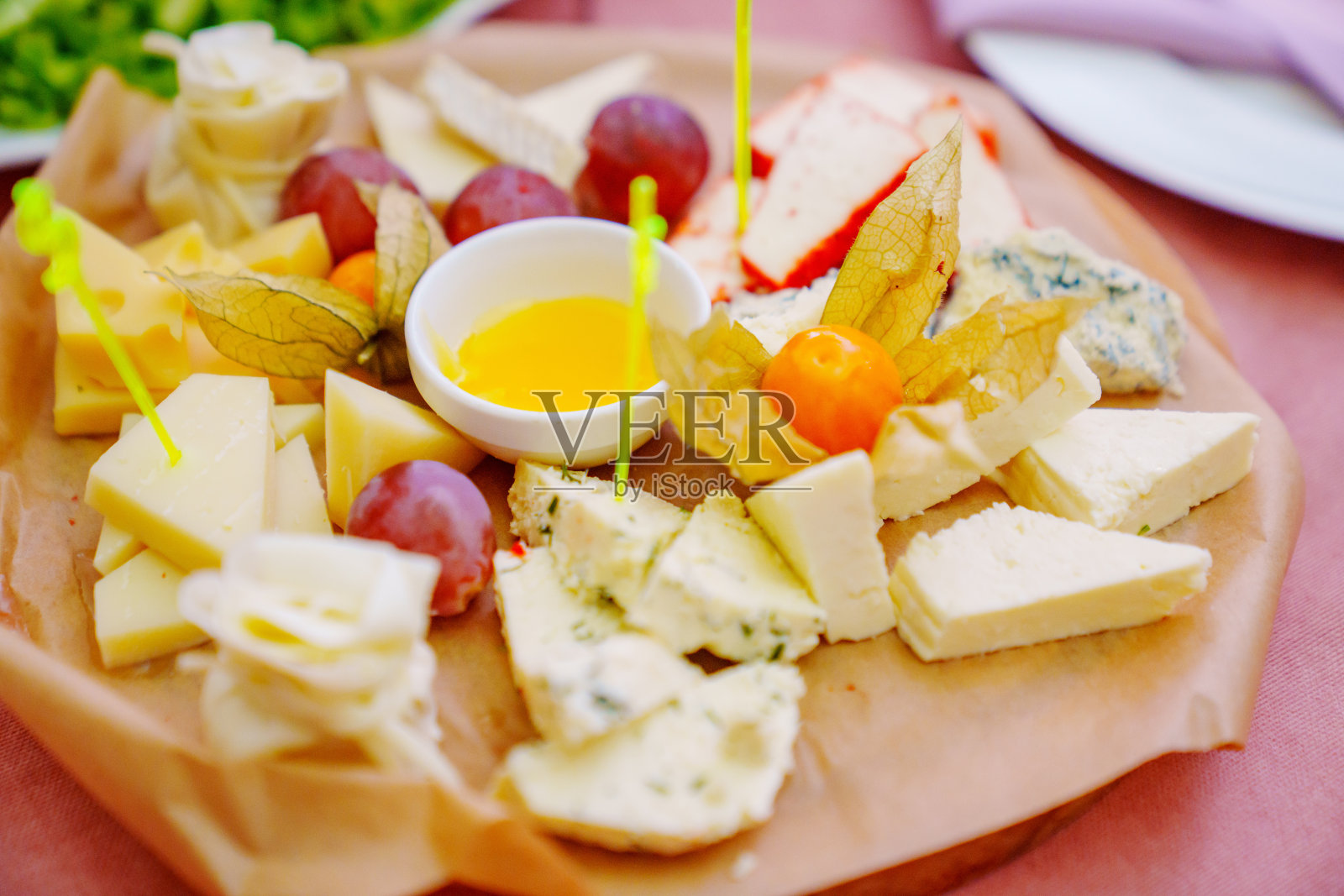 配以奶酪拼盘，蜂蜜和水果。照片摄影图片