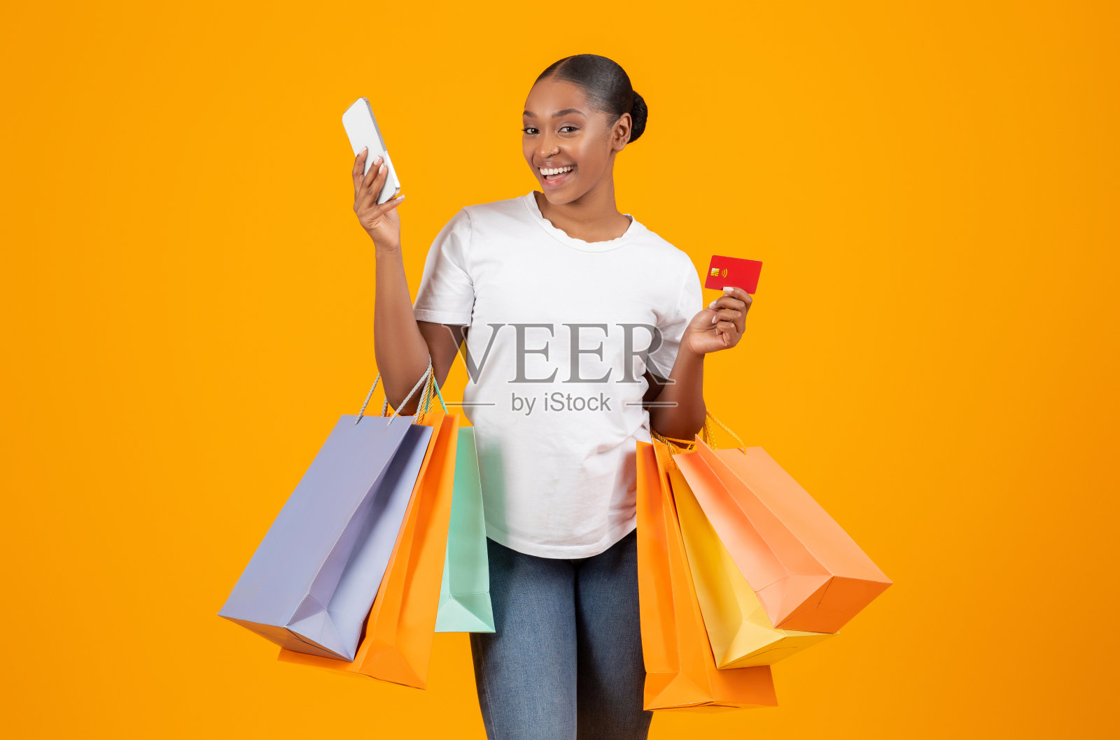 非洲买家女士带着银行卡和电话在工作室照片摄影图片