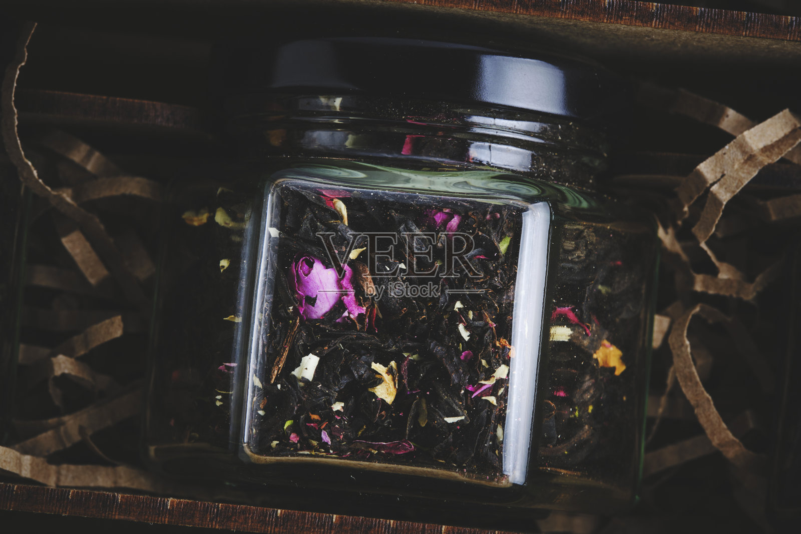 花红茶装在罐子里。照片摄影图片