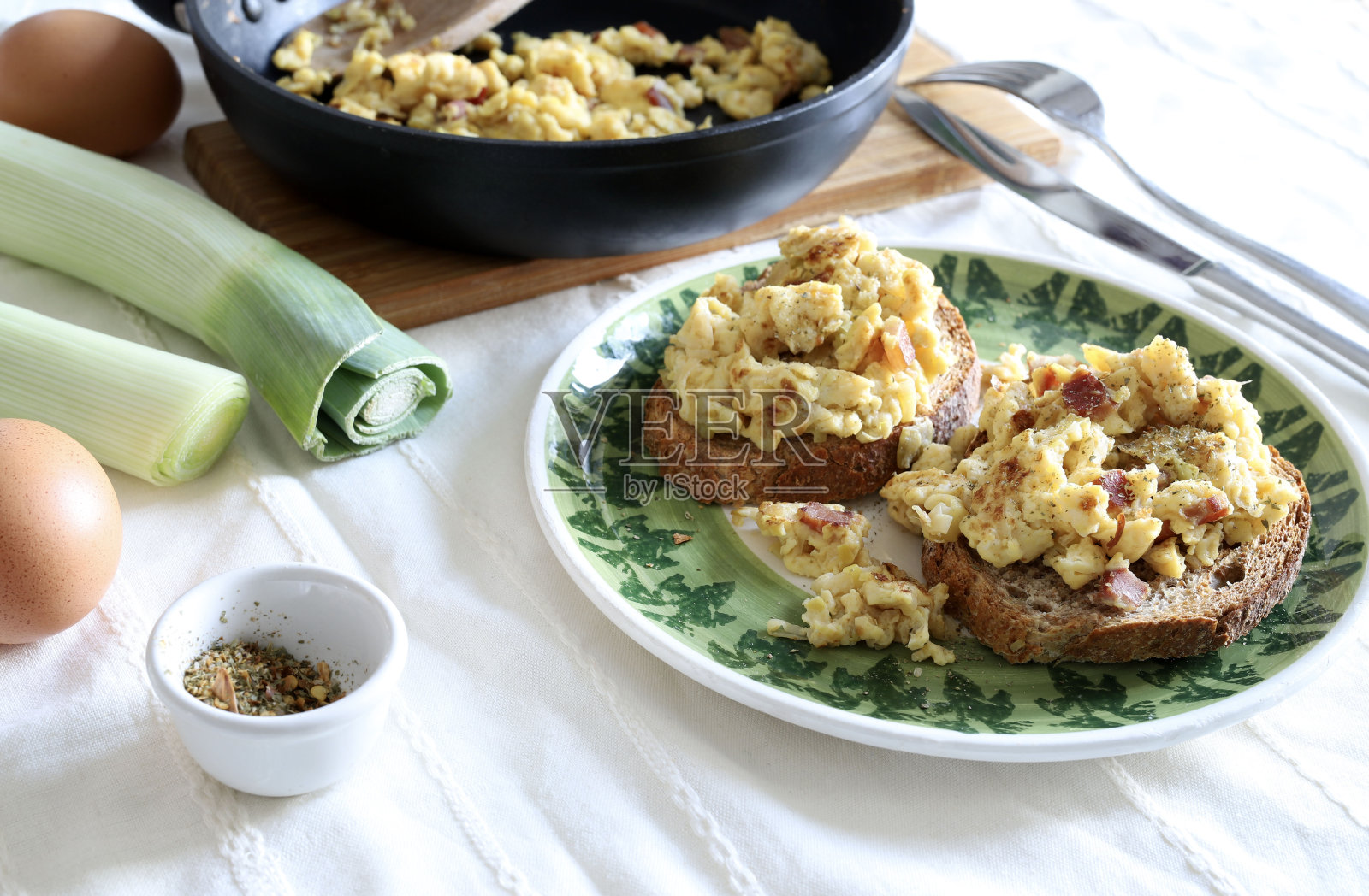 全麦面包丁配炒鸡蛋。照片摄影图片