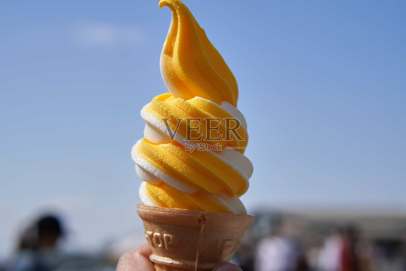 以蓝天为背景的混合软冰淇淋照片摄影图片