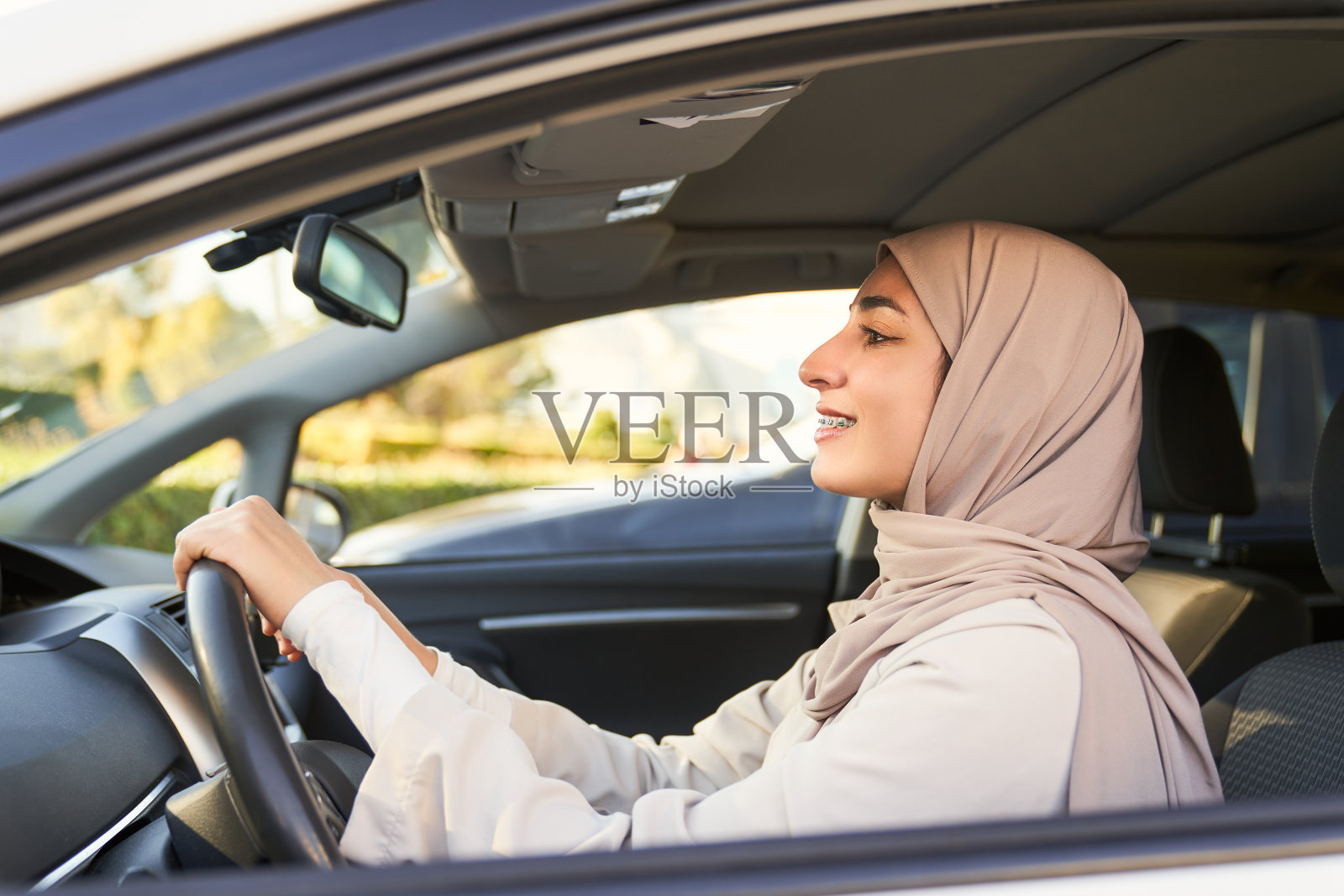 戴着头巾开车的女人照片摄影图片