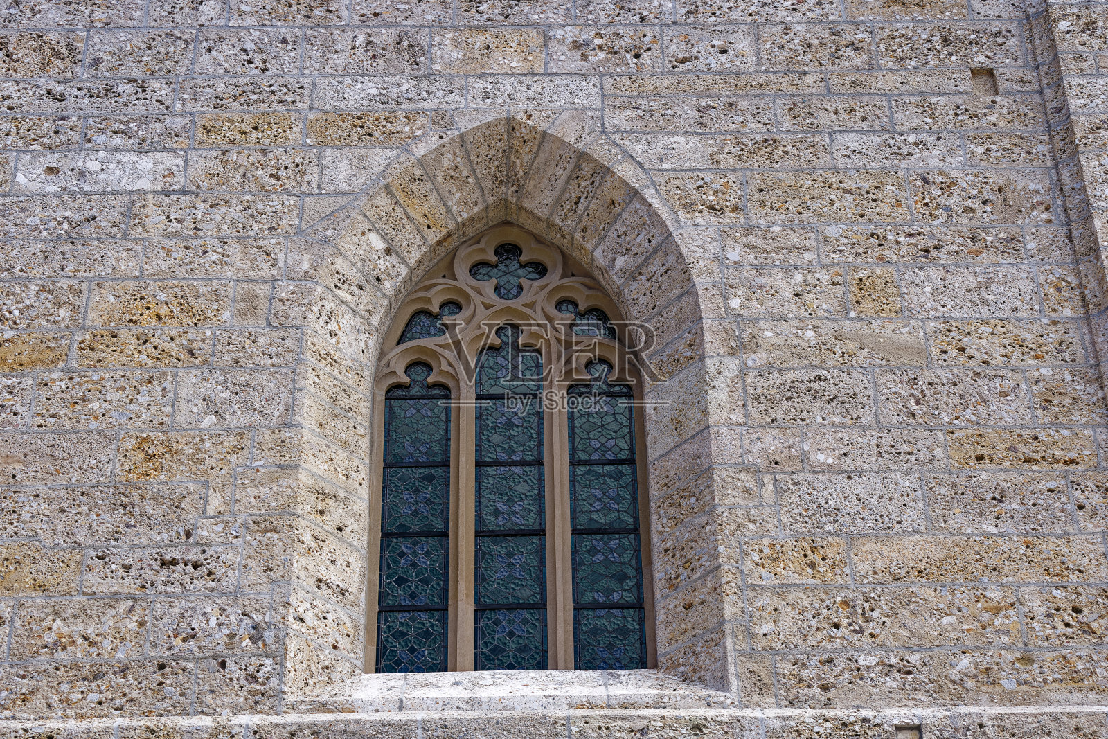 从外面望向斯洛文尼亚小镇天主教堂的窗户。照片摄影图片