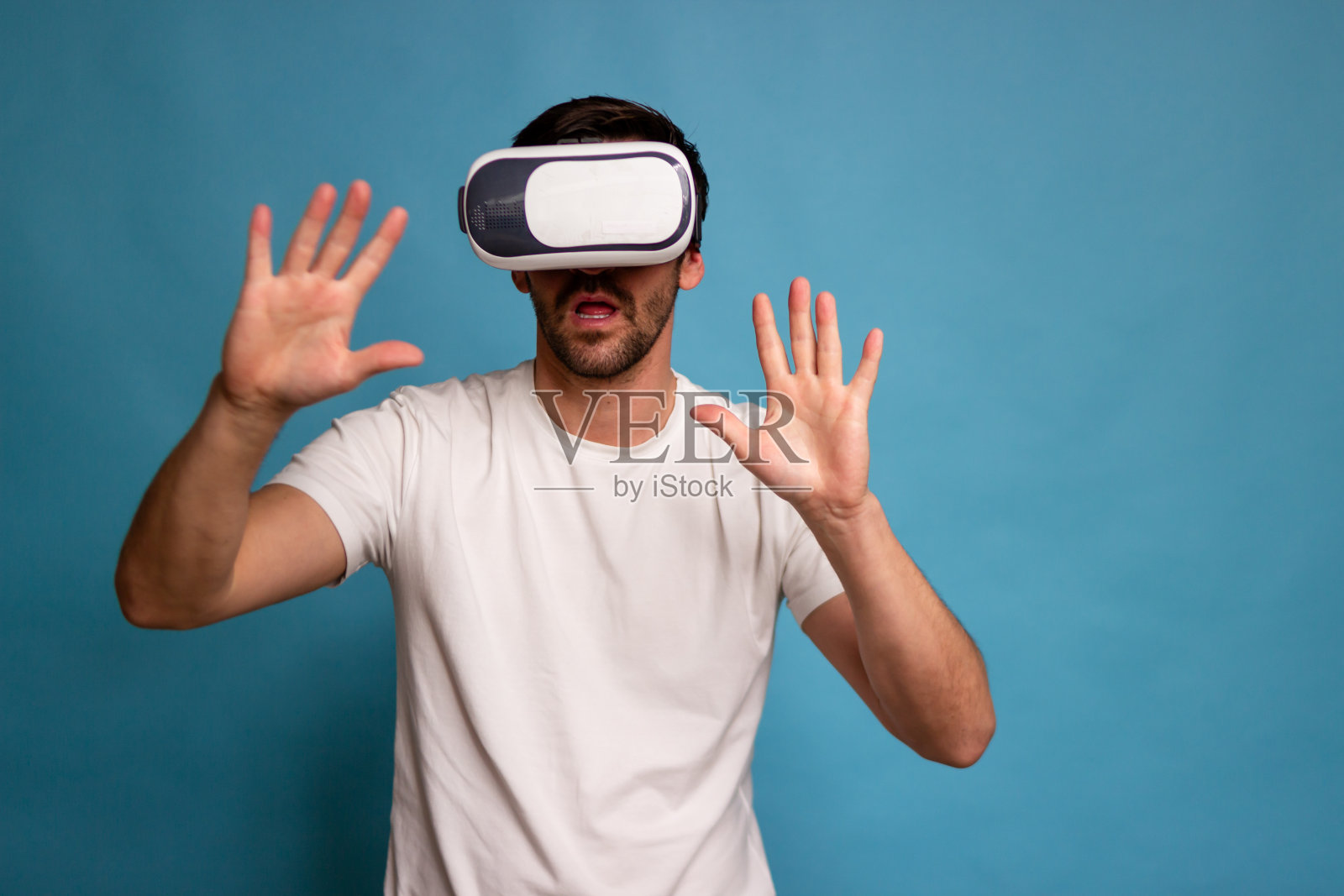 男子用vr头显探索虚拟现实照片摄影图片