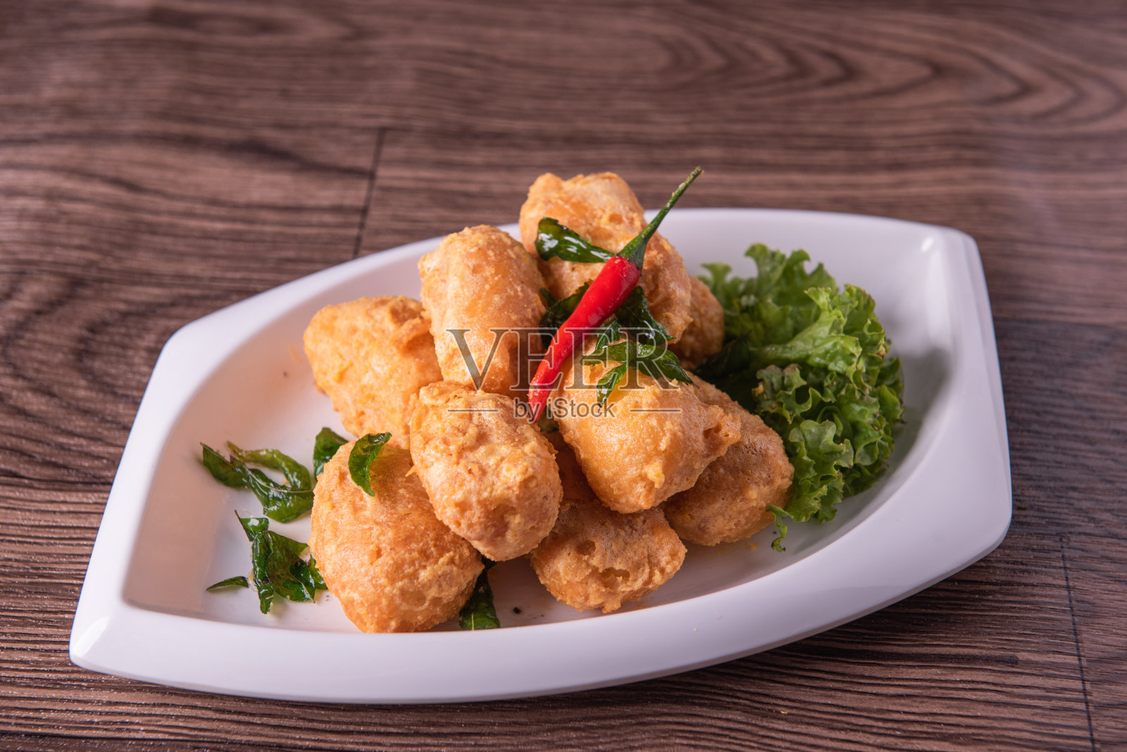 纯素油炸金豆腐咸蛋黄咖喱叶南瓜奶油辣椒木桌蔬菜亚洲中式开胃菜小吃宴会清真食品餐厅菜单照片摄影图片