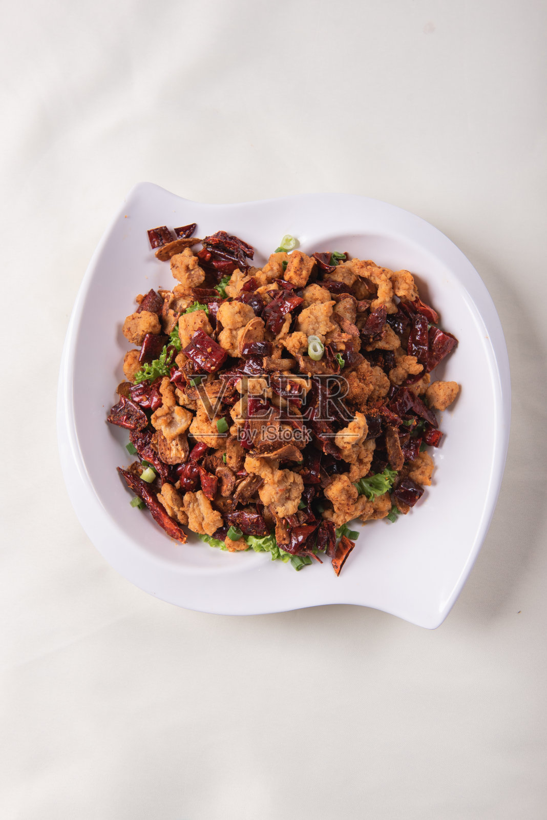 木桌炒锅四川风味麻辣干辣椒鸡丁，亚洲中式清真食品宴会菜单照片摄影图片