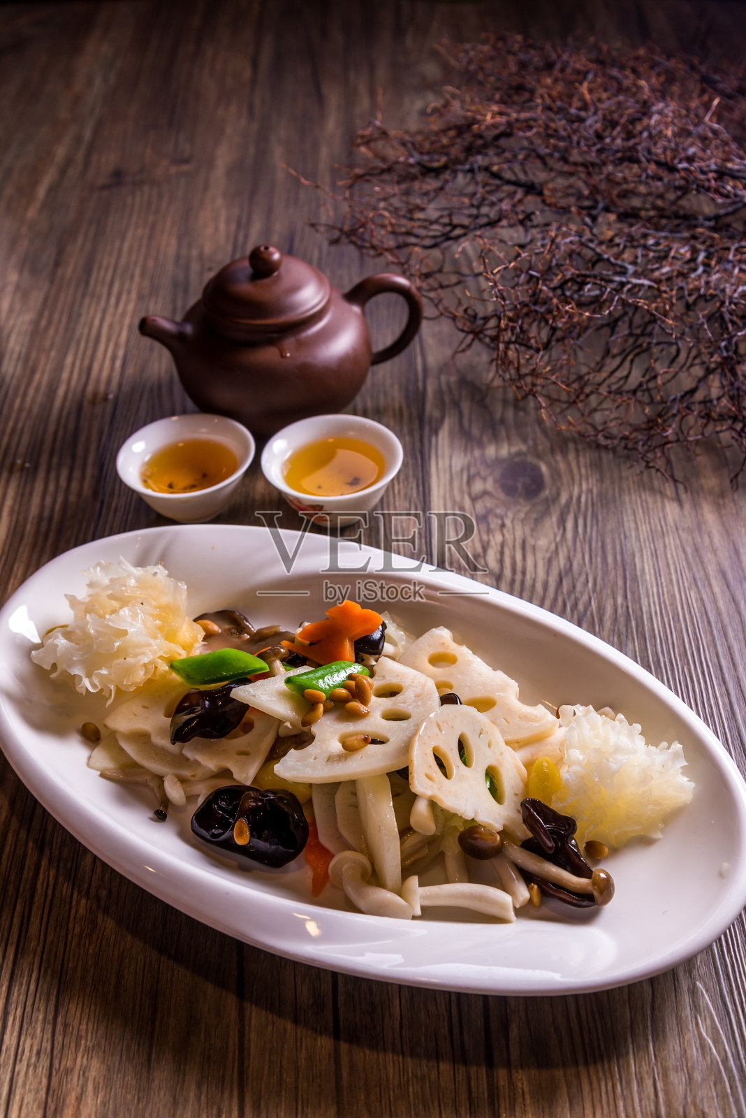 红烧莲藕香菇拌菜木桌素食餐厅中式宴会清真蔬菜亚洲咖啡厅菜单照片摄影图片