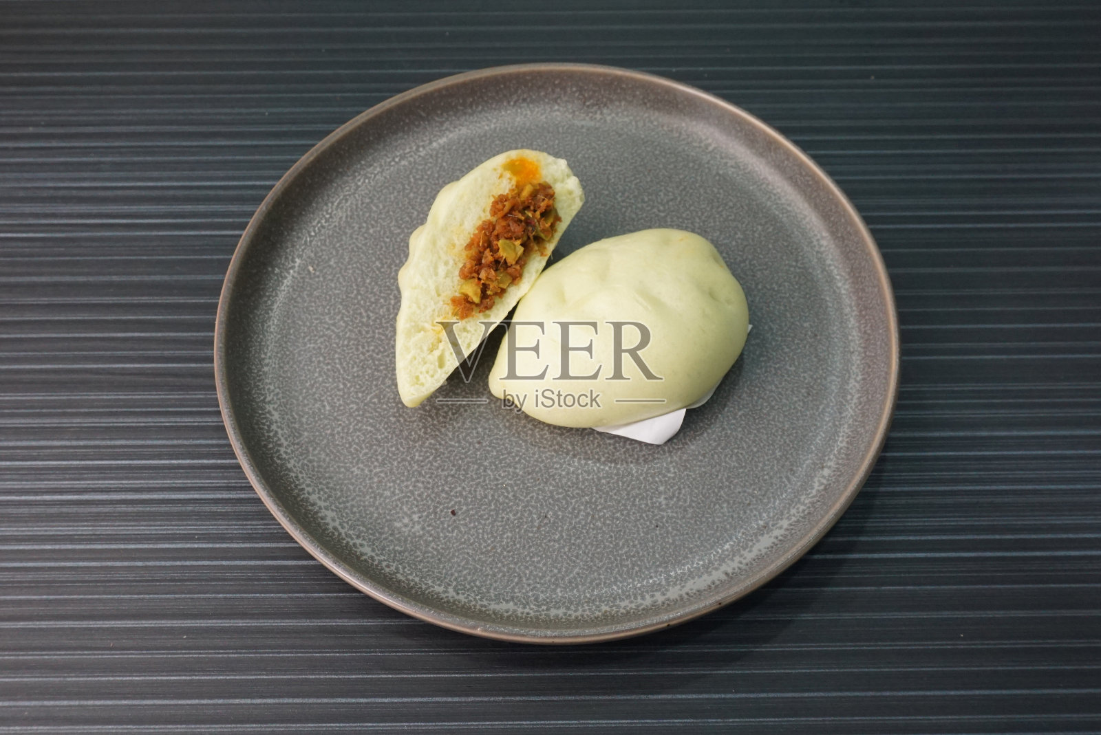 中国香港蒸鲜臭贝太豆参巴辣辣椒包深灰色木背景叶形素食绿包亚洲点心清真食品餐厅菜肴宴会菜单咖啡馆照片摄影图片