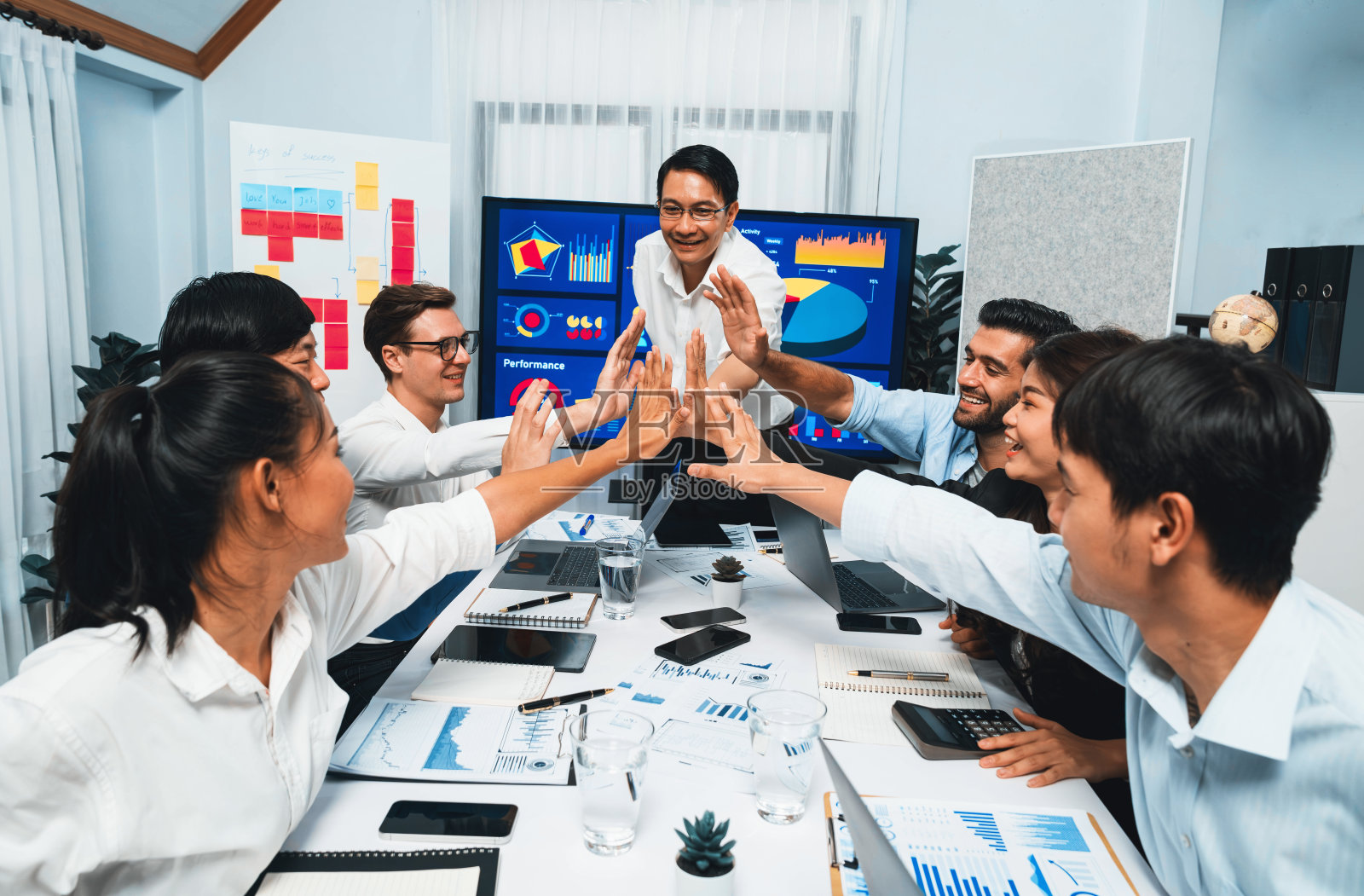 分析师团队领导在会议成功后与同事庆祝。谨慎的照片摄影图片