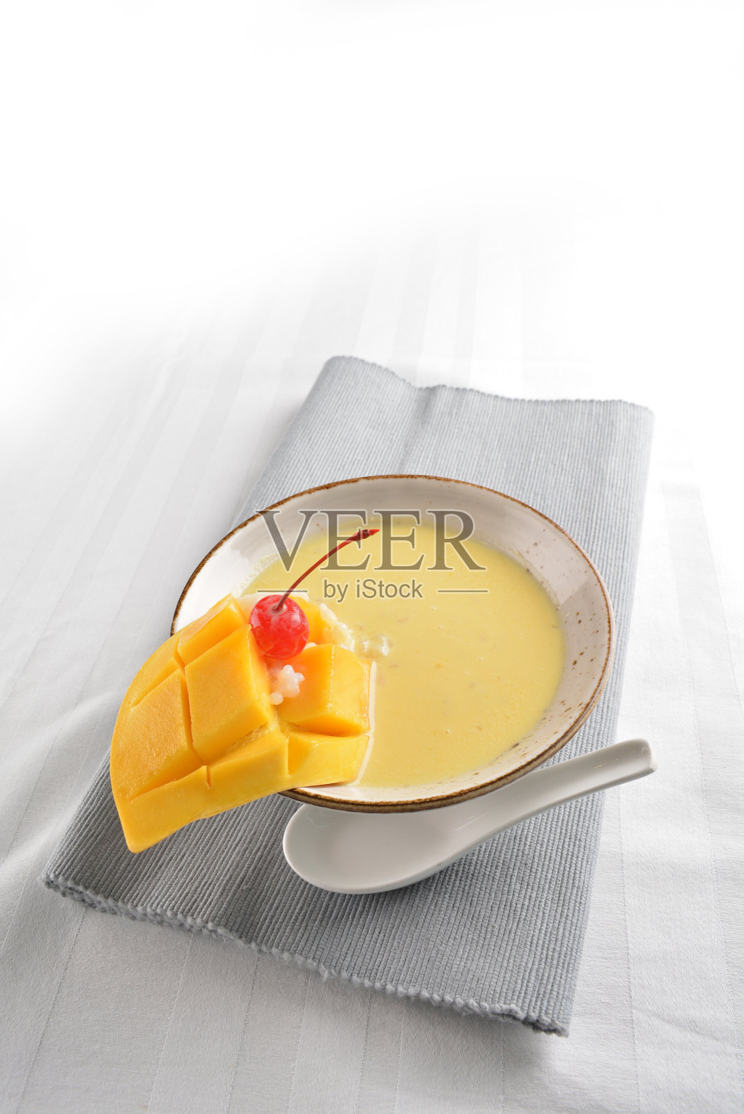 冰镇柚子芒果西米甜汤香草冰淇淋盘在白色桌子上亚洲咖啡馆清真甜品餐厅糕点菜单照片摄影图片