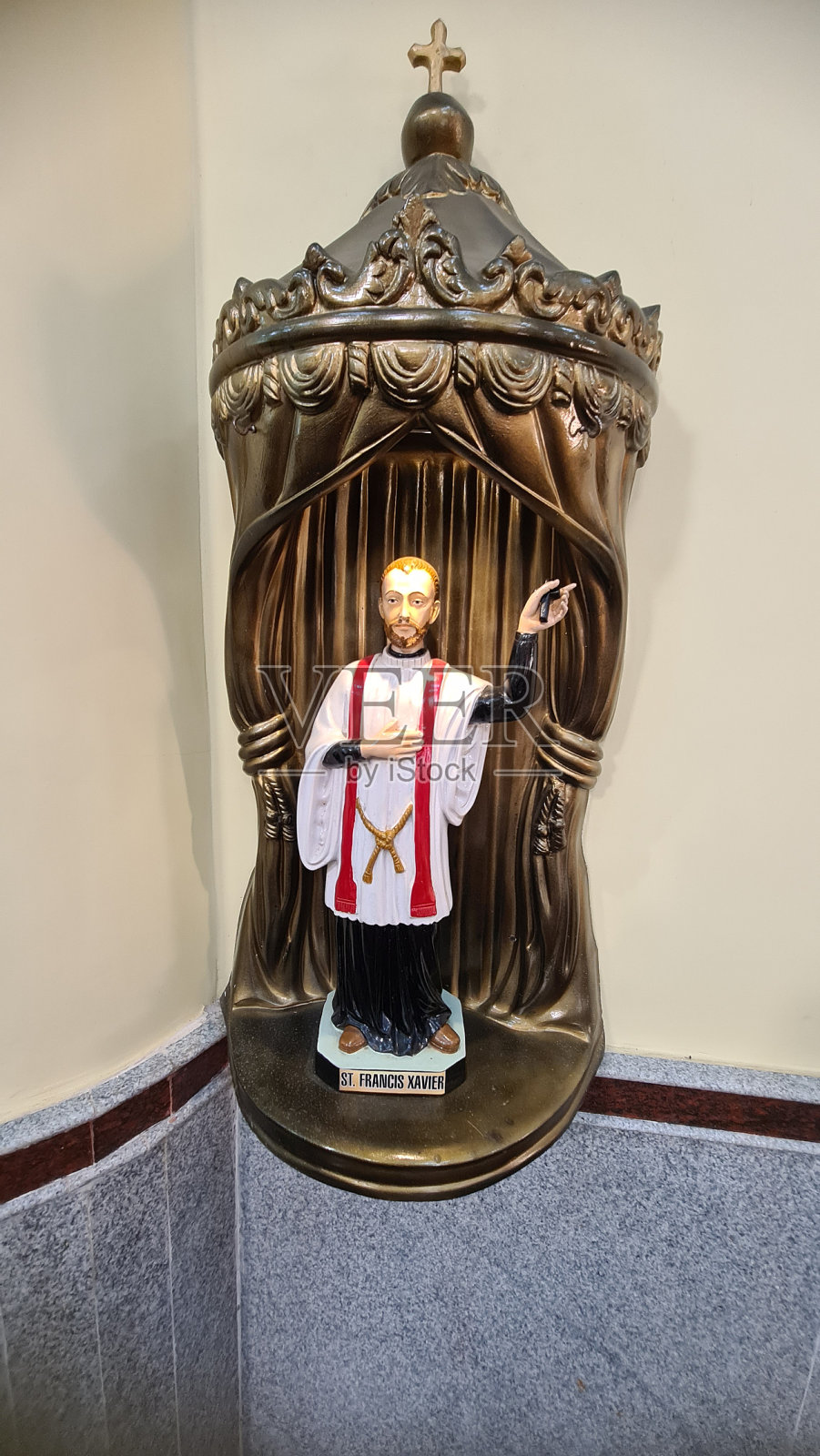 印度果阿邦的鲜花、蜡烛和天主教信仰照片摄影图片