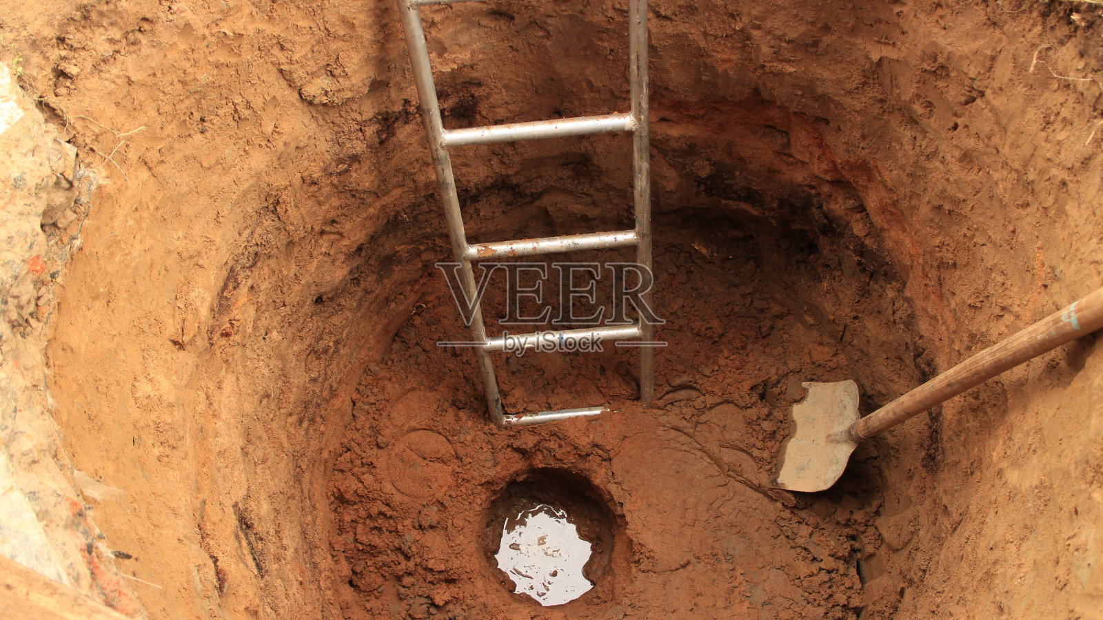 新挖的井底的水照片摄影图片