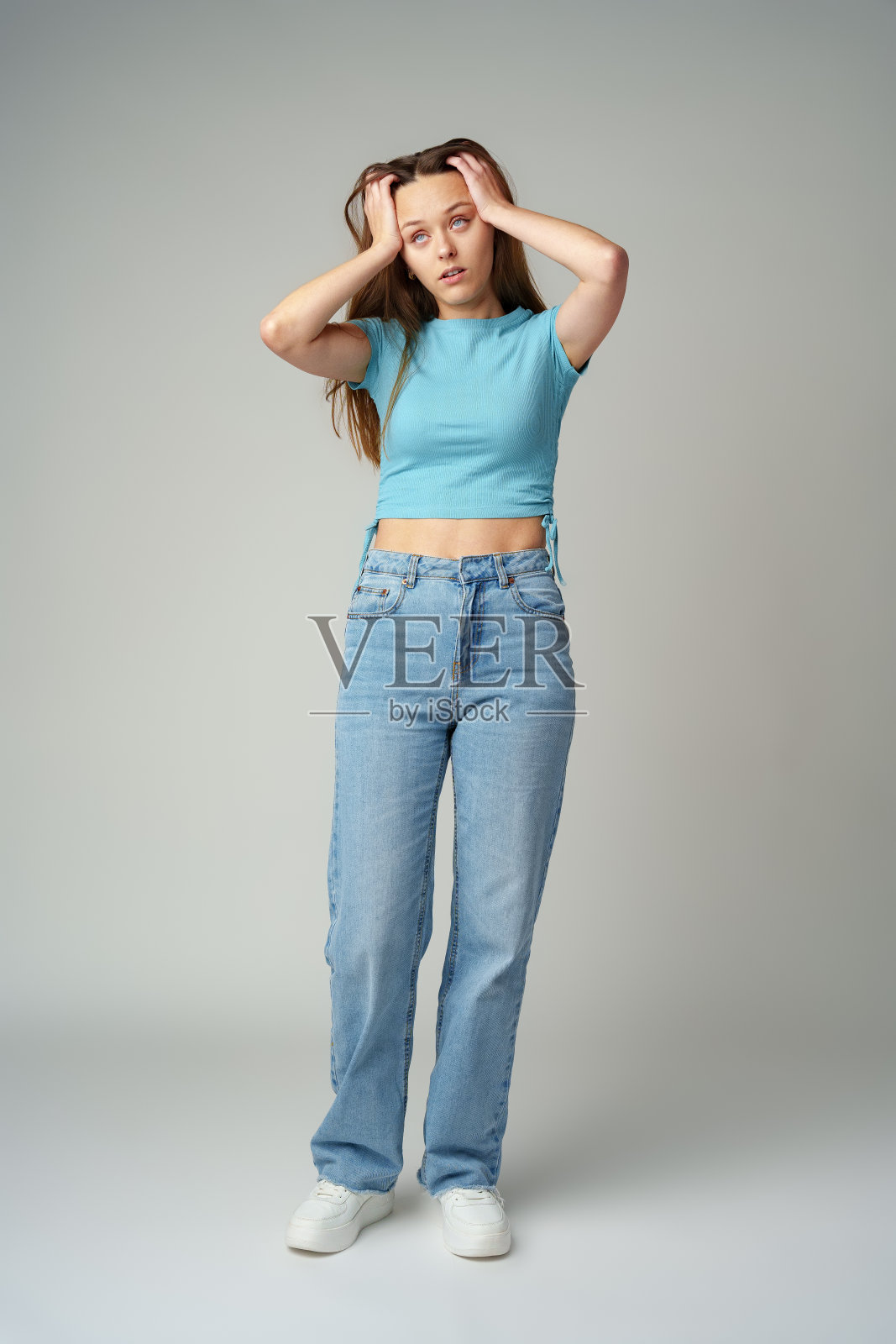 灰色背景上美丽的压力困扰的女人的肖像照片摄影图片