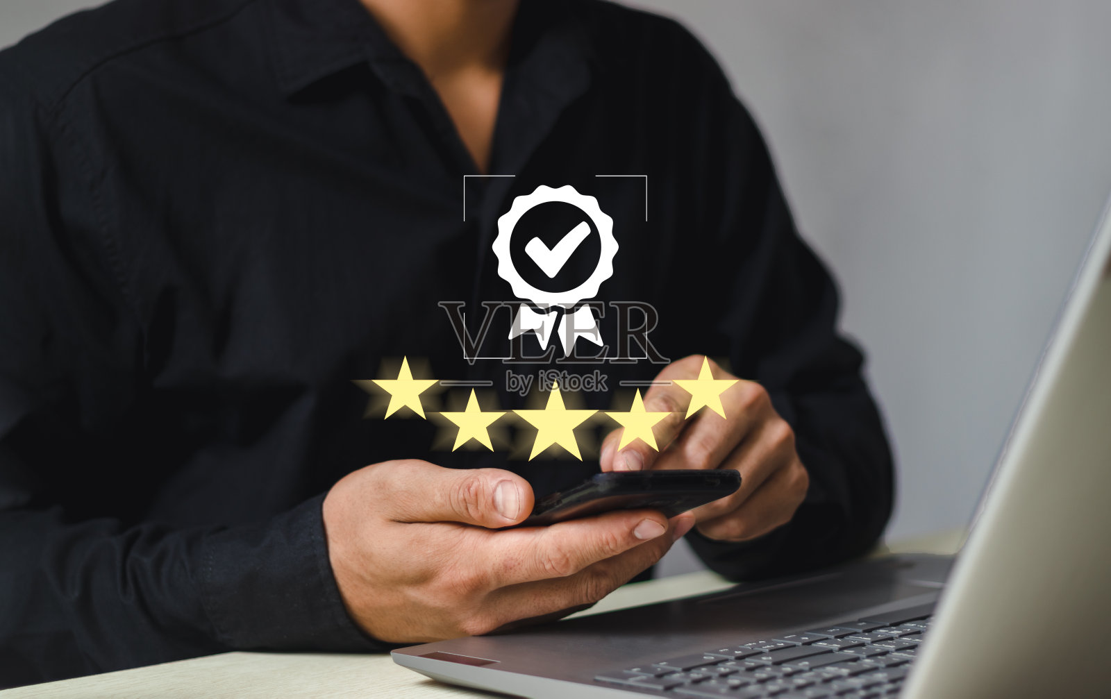 商家手握领先的服务标志，质量保证，标准保证，ISO认证，标准理念，服务理念，服务体验。照片摄影图片