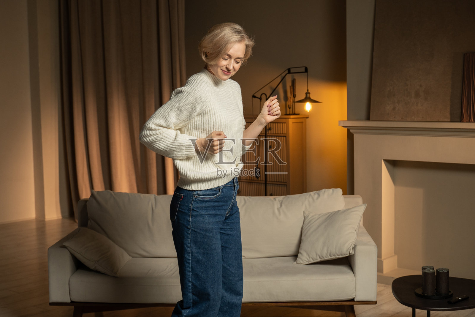 宁静的夜晚独奏舞蹈在一个舒适的客厅设置照片摄影图片